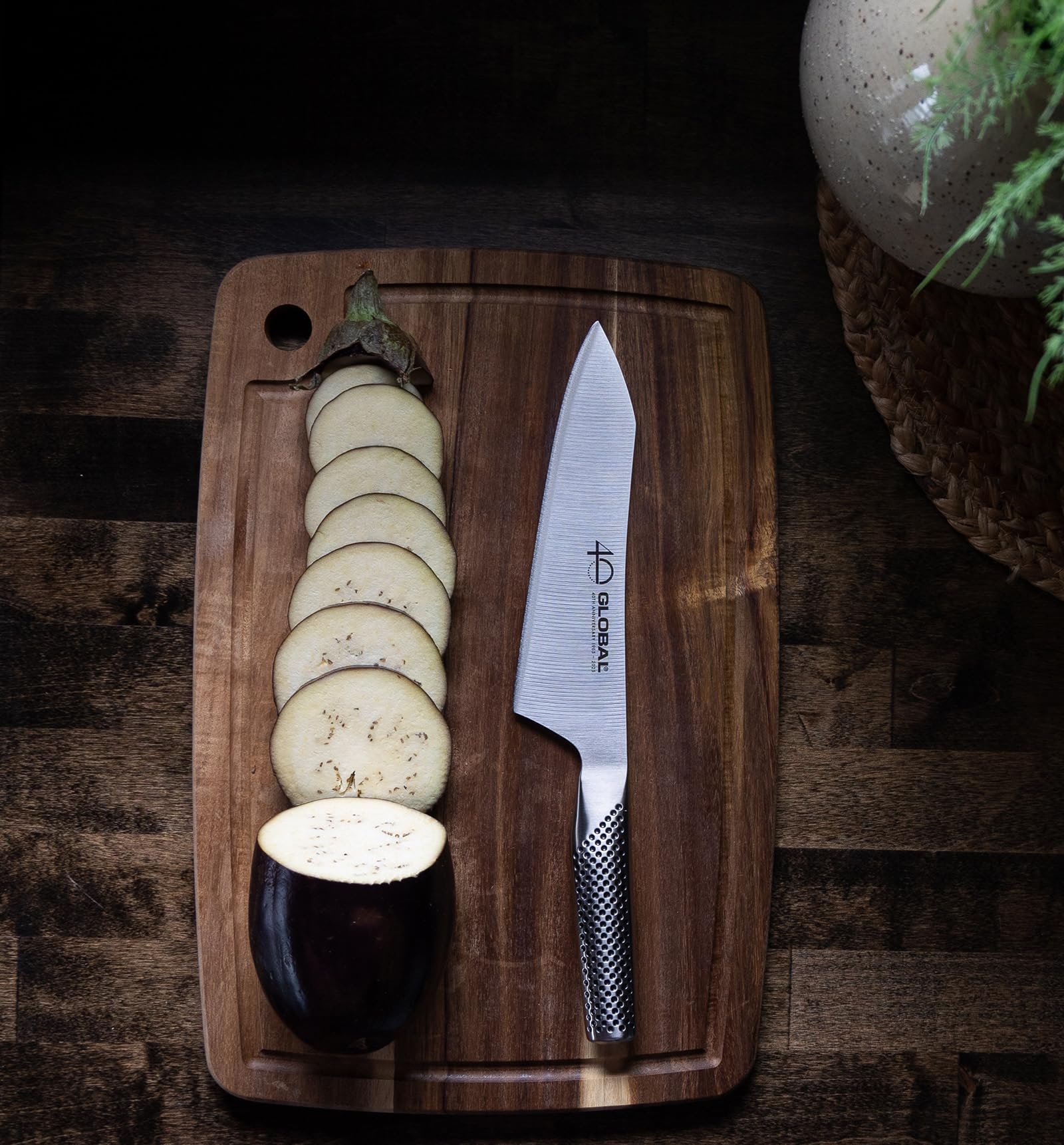 Ergonomic handle with dimple pattern on Global knife