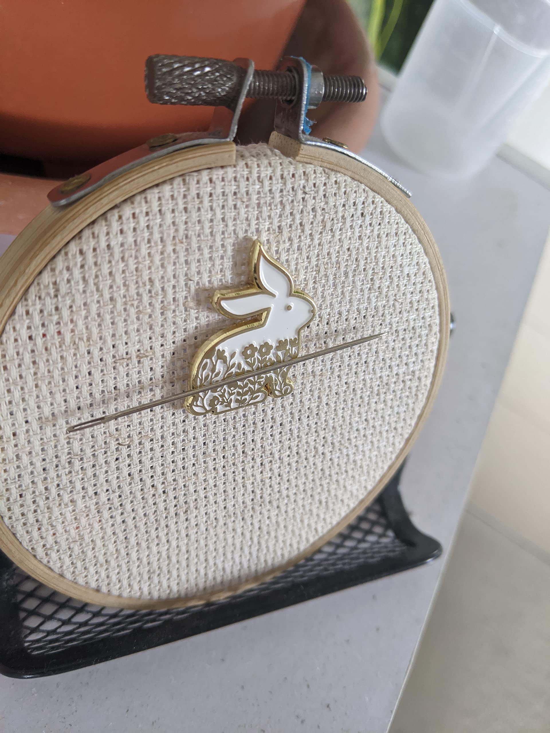 Compact magnetic needle Minder for stitches