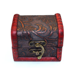 Compact 8x6x5.8 cm wooden chest