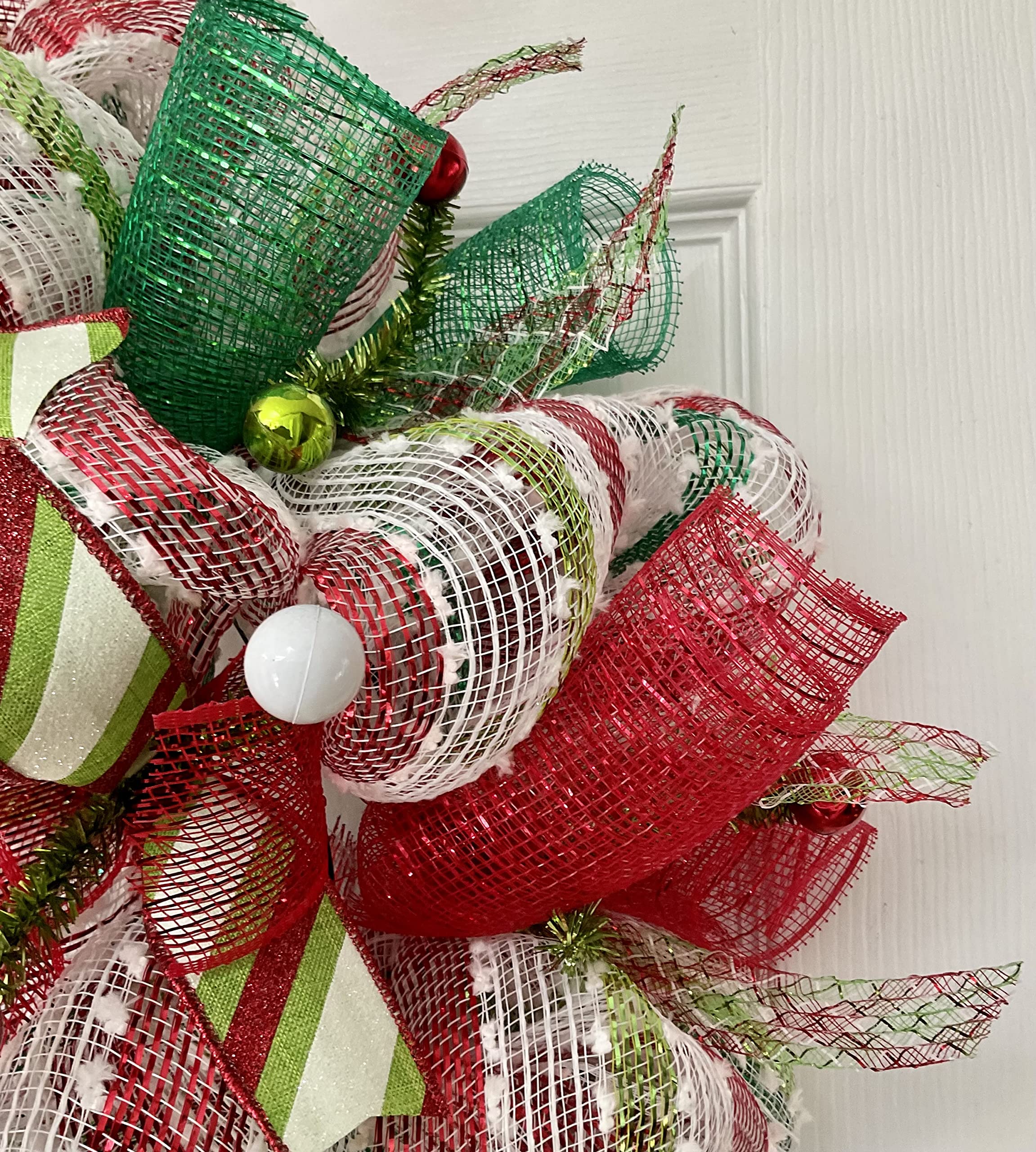 Center ring with metallic red and metallic green ribbons on wreath