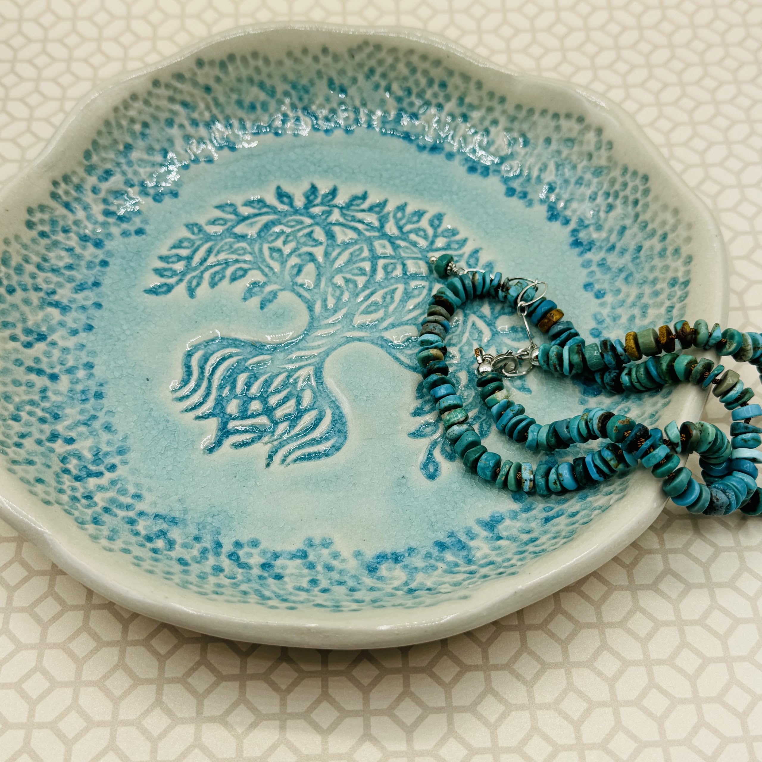 Free form 8 inch round tray detail