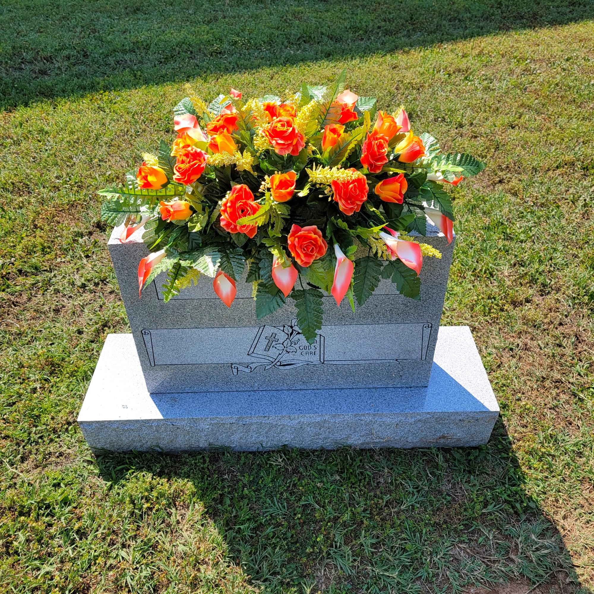 Protective rubber coverings on saddle feet for grave display
