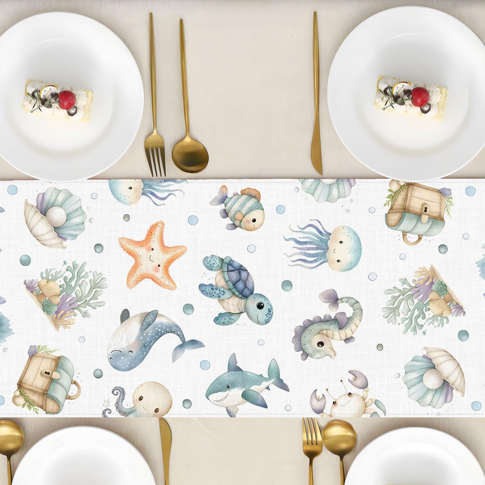 Lightweight table runner suitable for gatherings and daily use