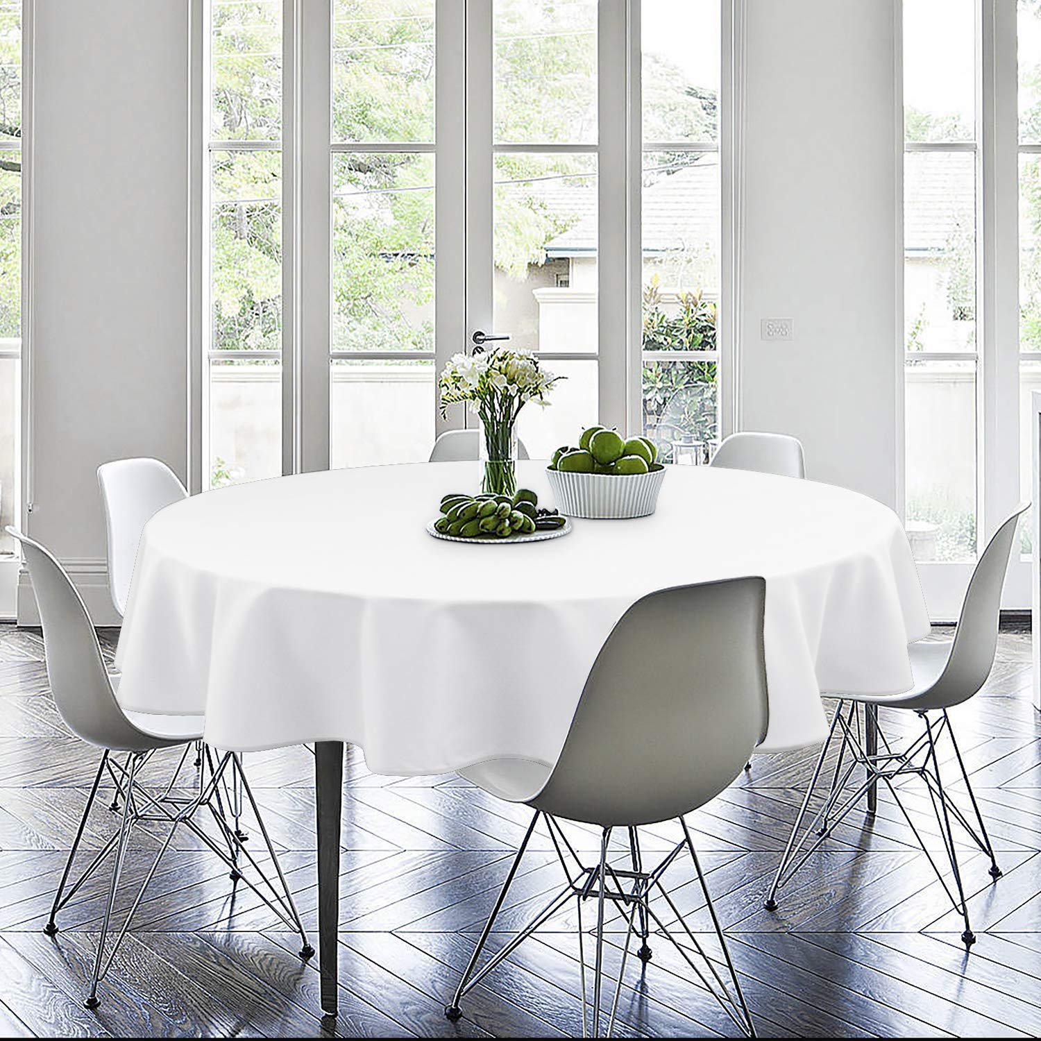 Hiasan polyester round tablecloth on cafe table indoor setting