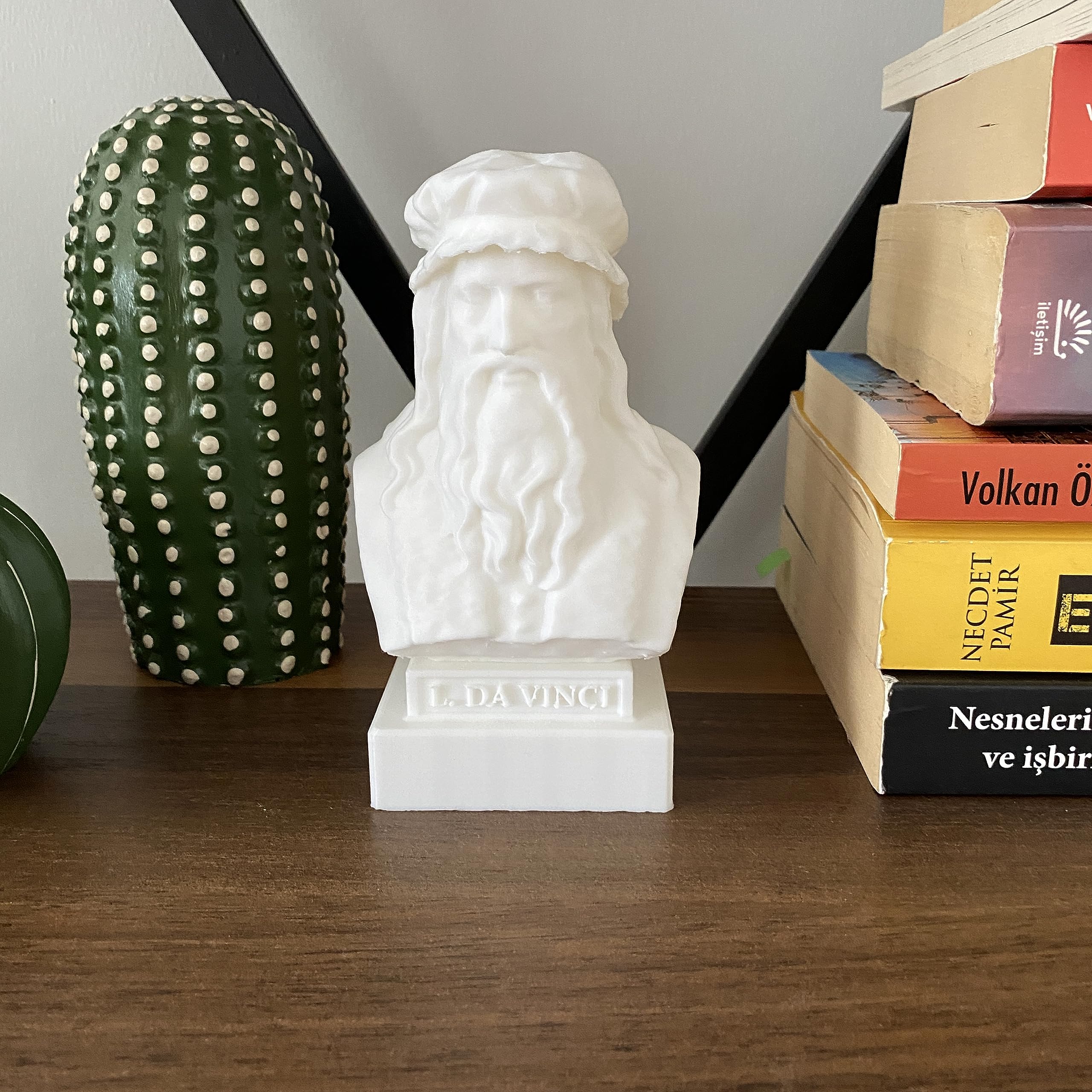 Home decor bust of Leonardo da Vinci for desk