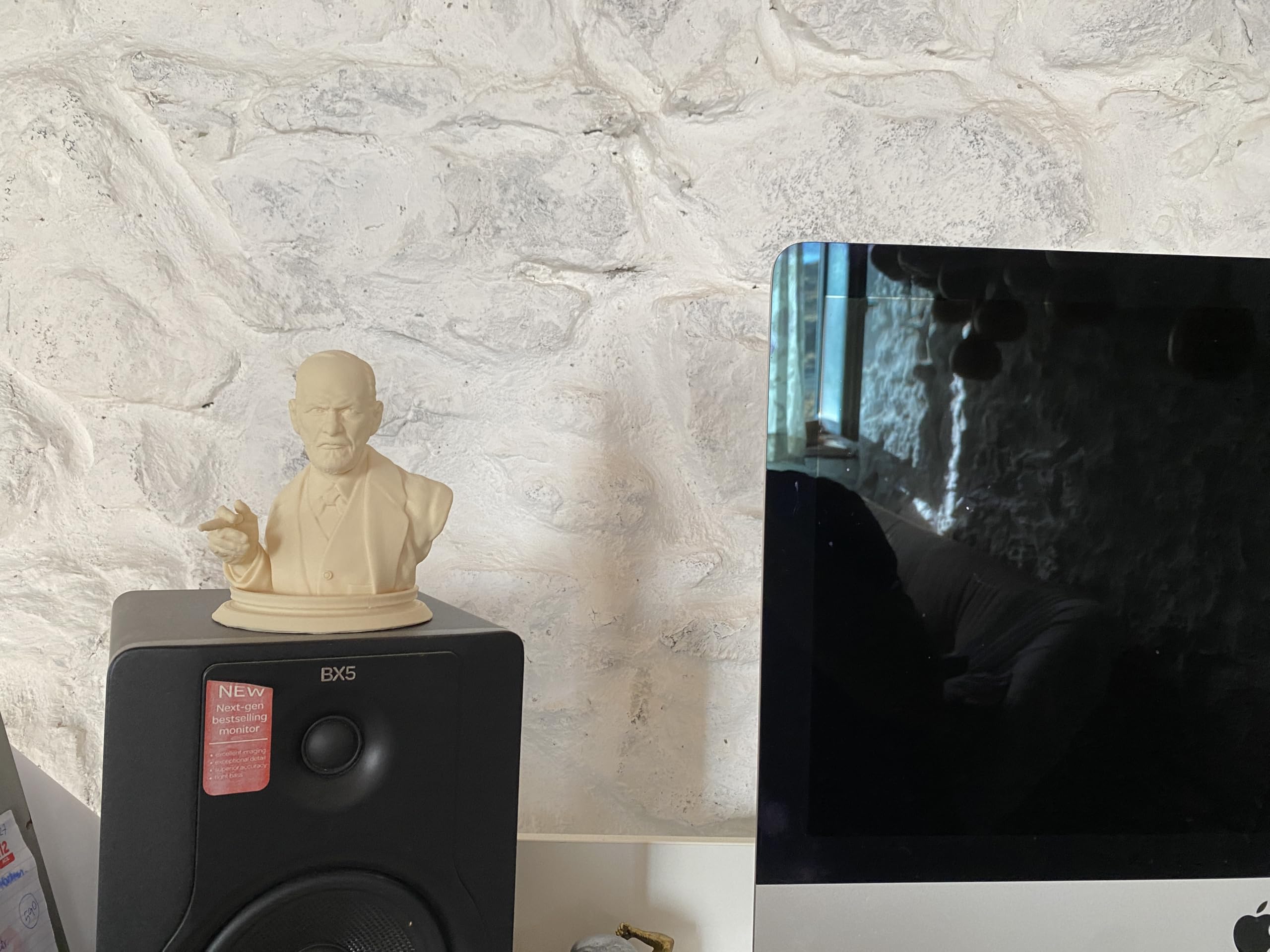 Stylish Freud bust decor for study