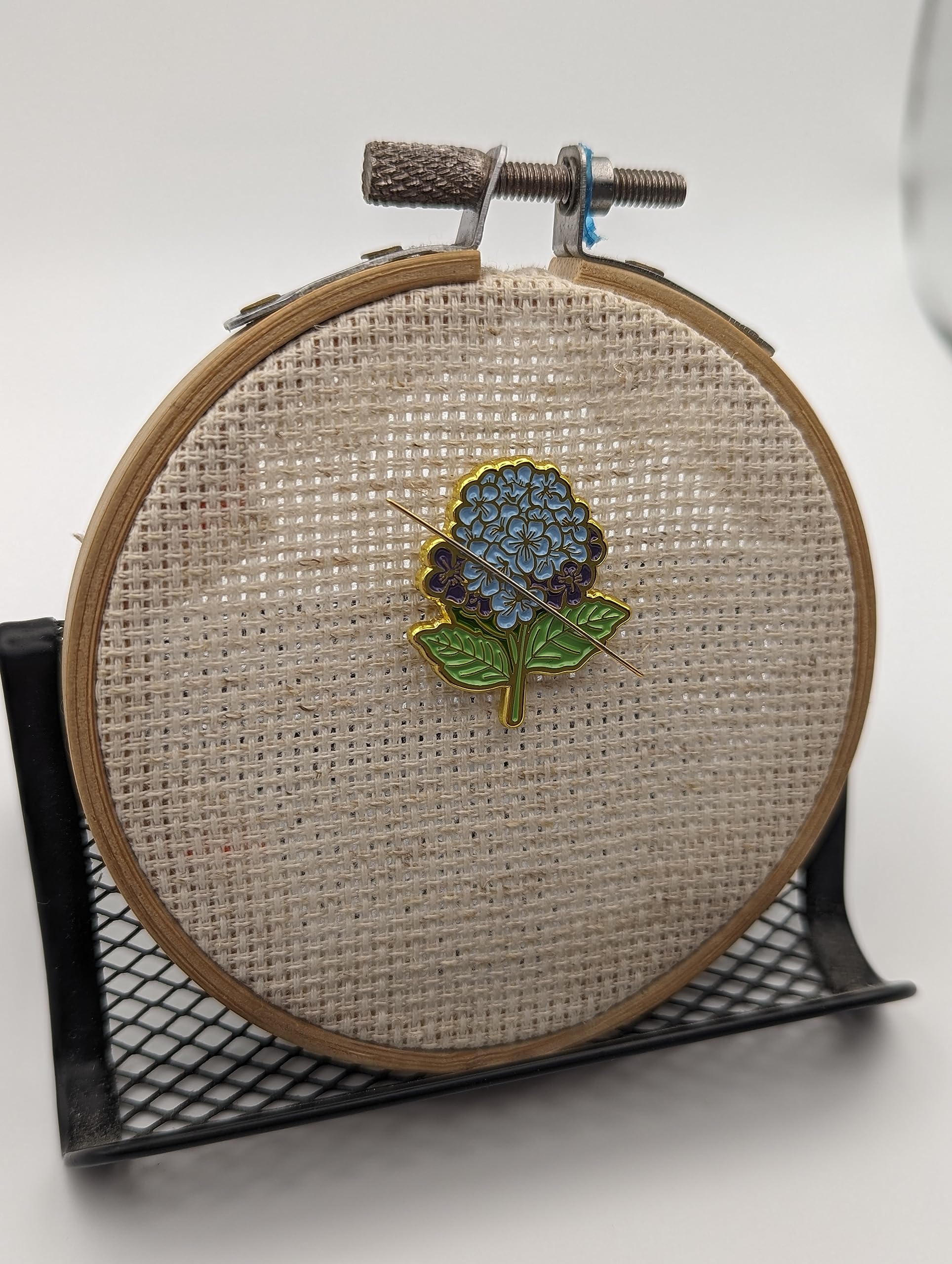 Hydrangea Needle Minder magnetic needle holder for crafting
