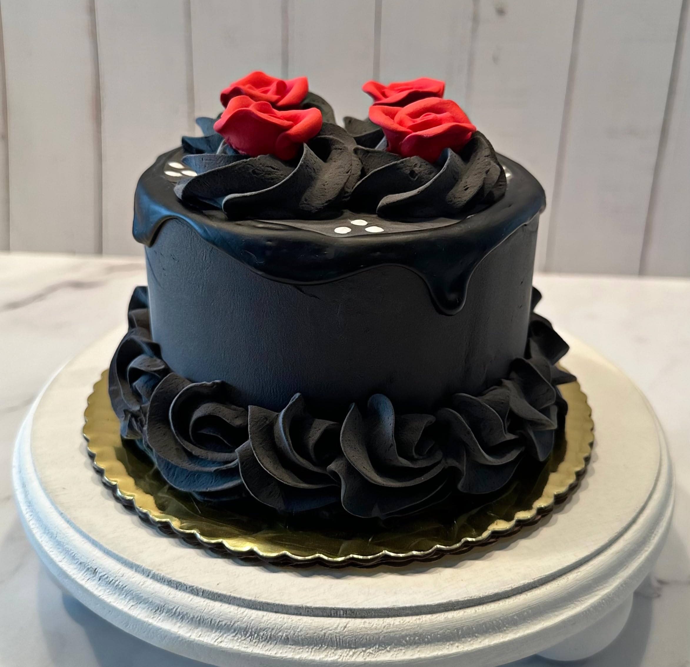 Cake stand decoration with Dezicakes fake cake image