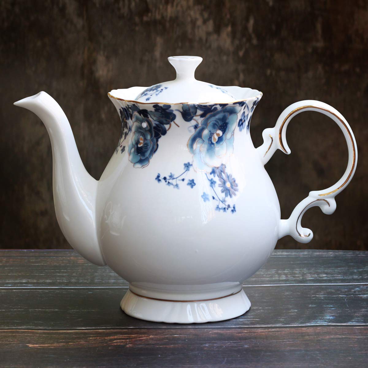 Vintage teapot capacity about 41 oz 5.5 cups
