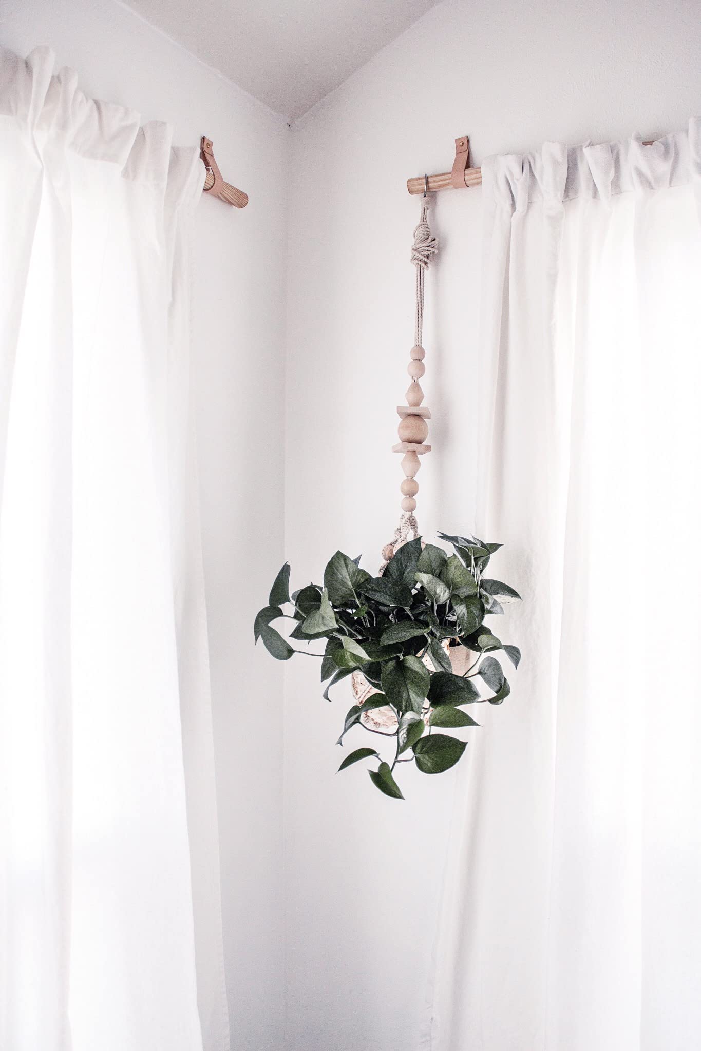 Keyaiira curtain rod holder leather sustainably sourced image