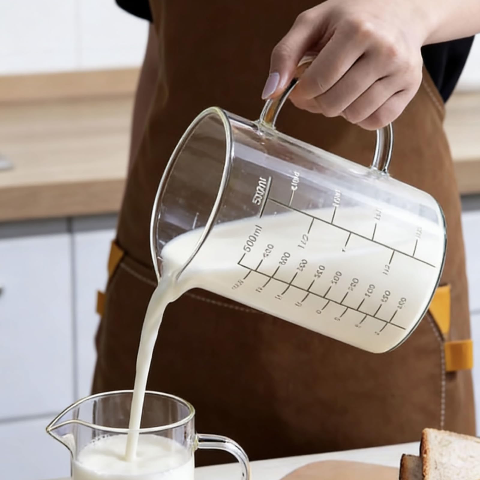 Kitchen or restaurant use glass measuring beaker
