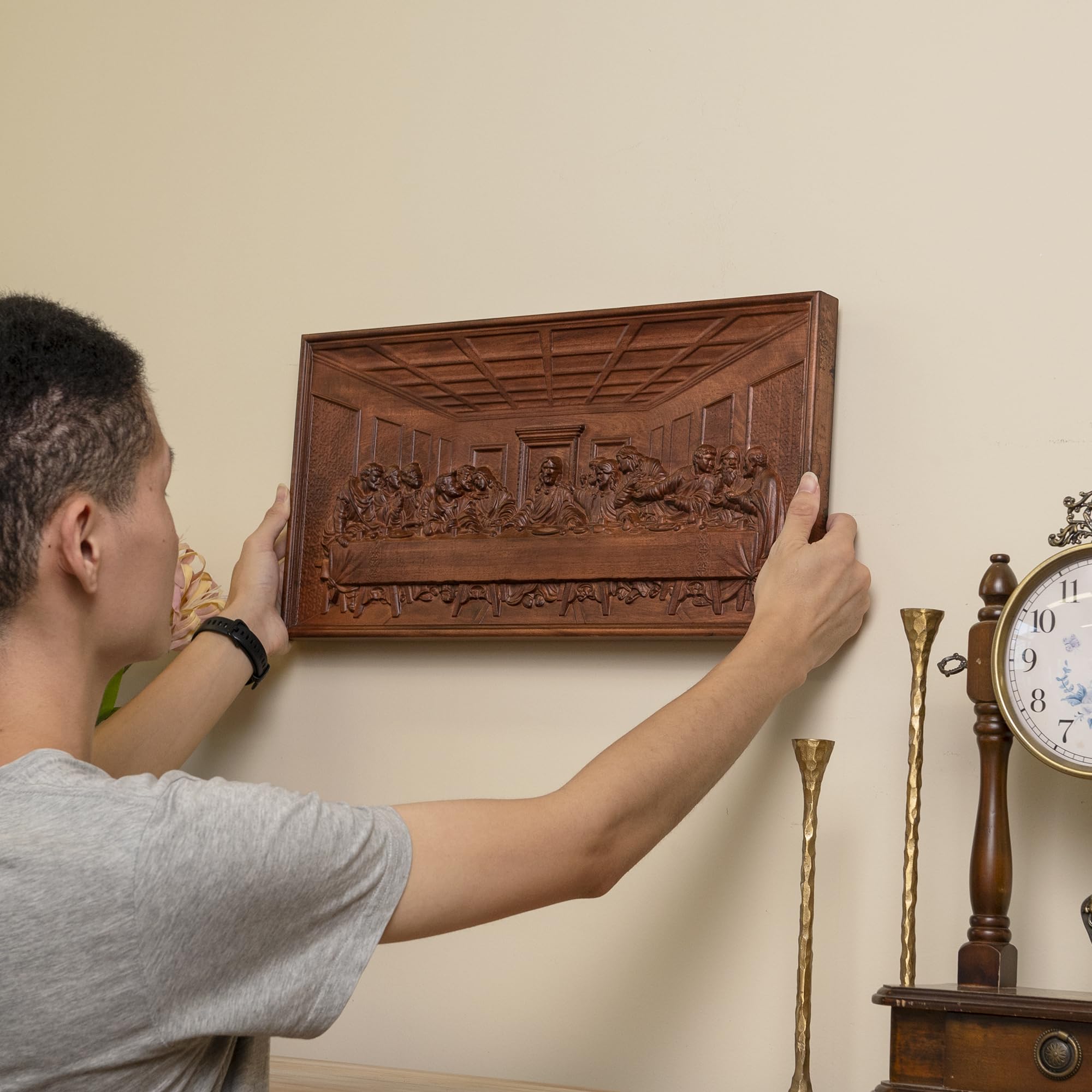 Back metal hanger for easy wall mounting The Last Supper plaque