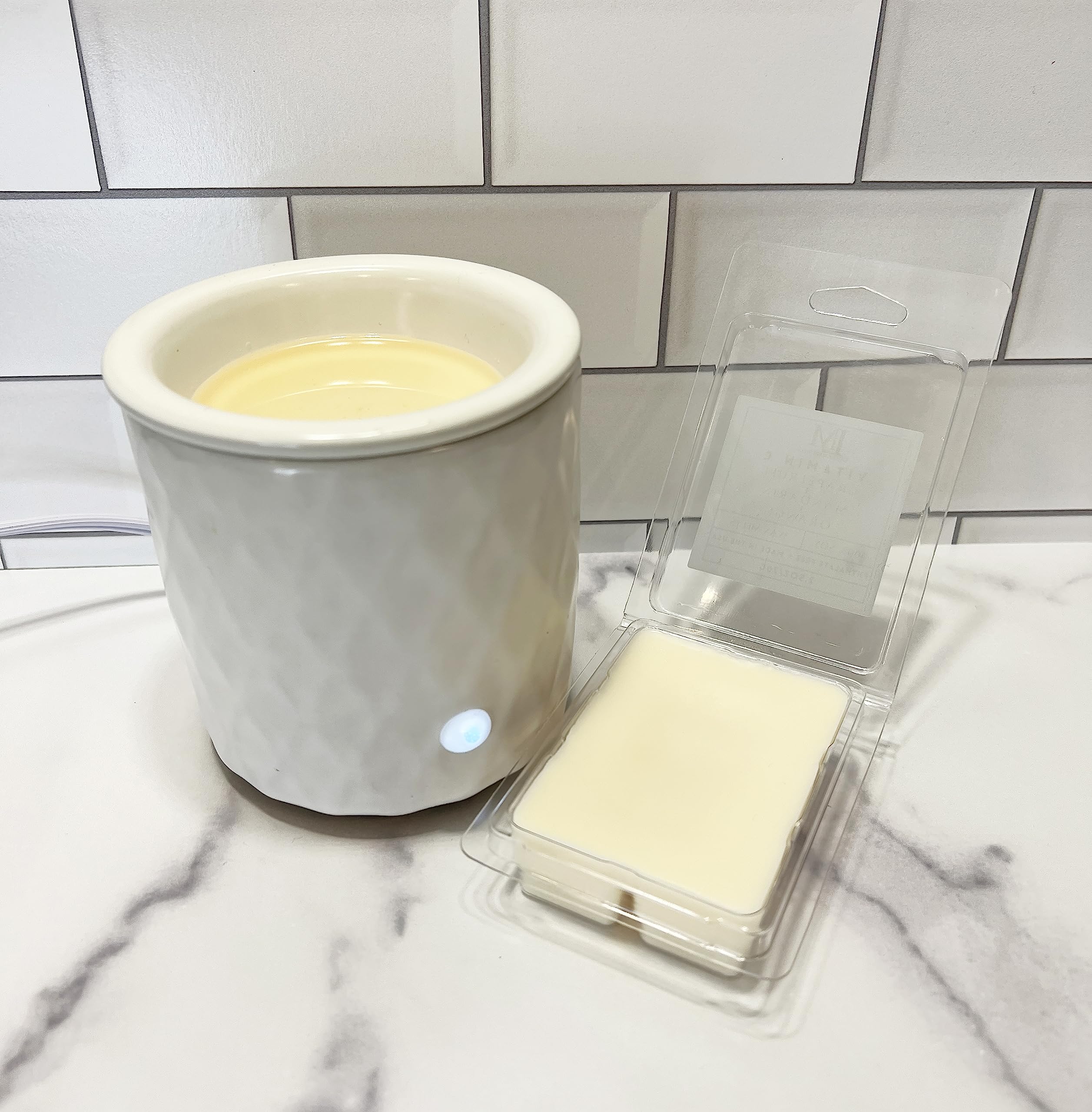 Paraffin-free phthalate-free magnolia melts