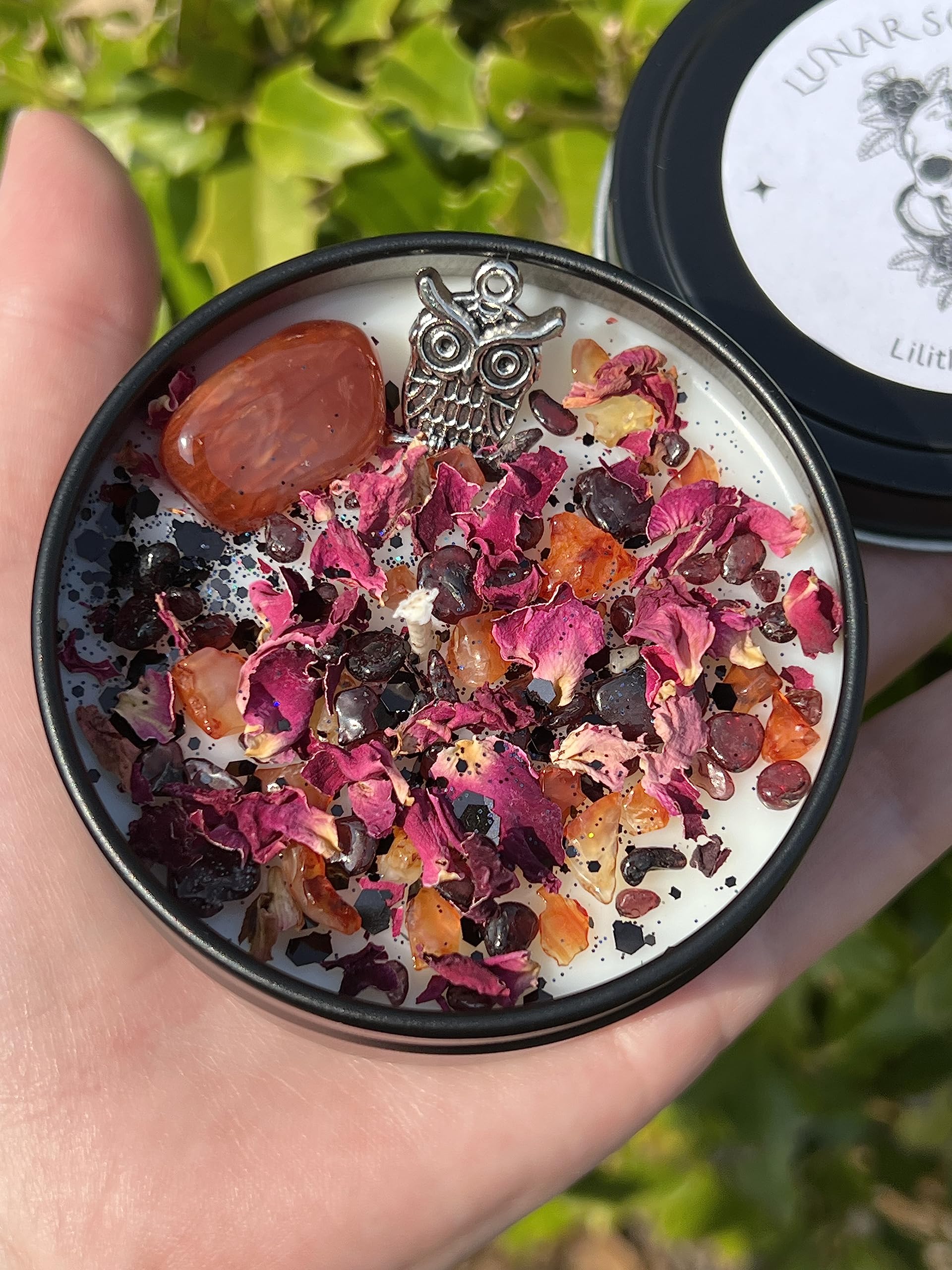 Lilith Candle scent notes middle black cherry red wine clove