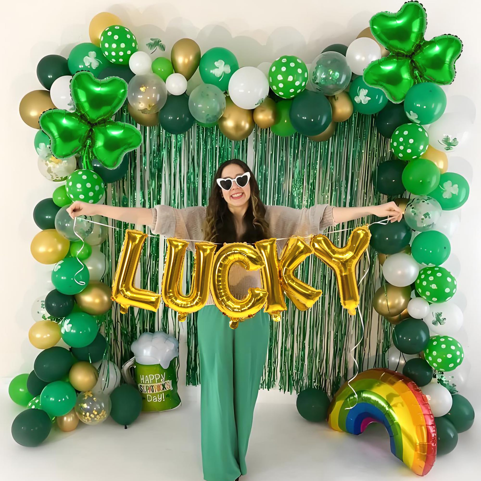 Lucky letter balloon 16in gold close up