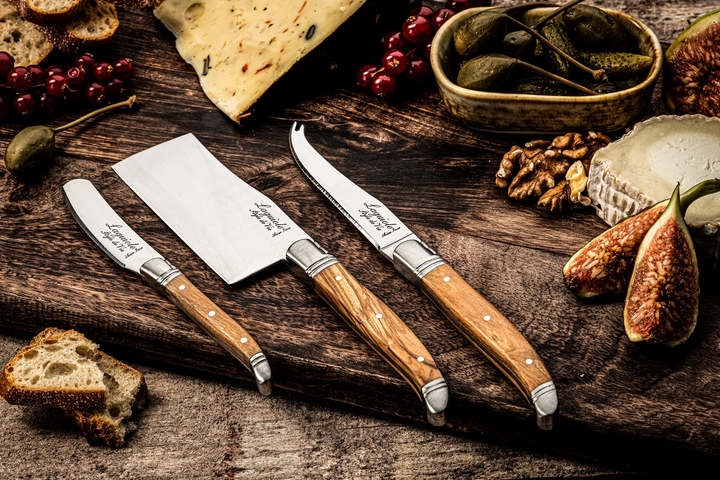 Luxury table presentation featuring Laguiole Style De Vie knives