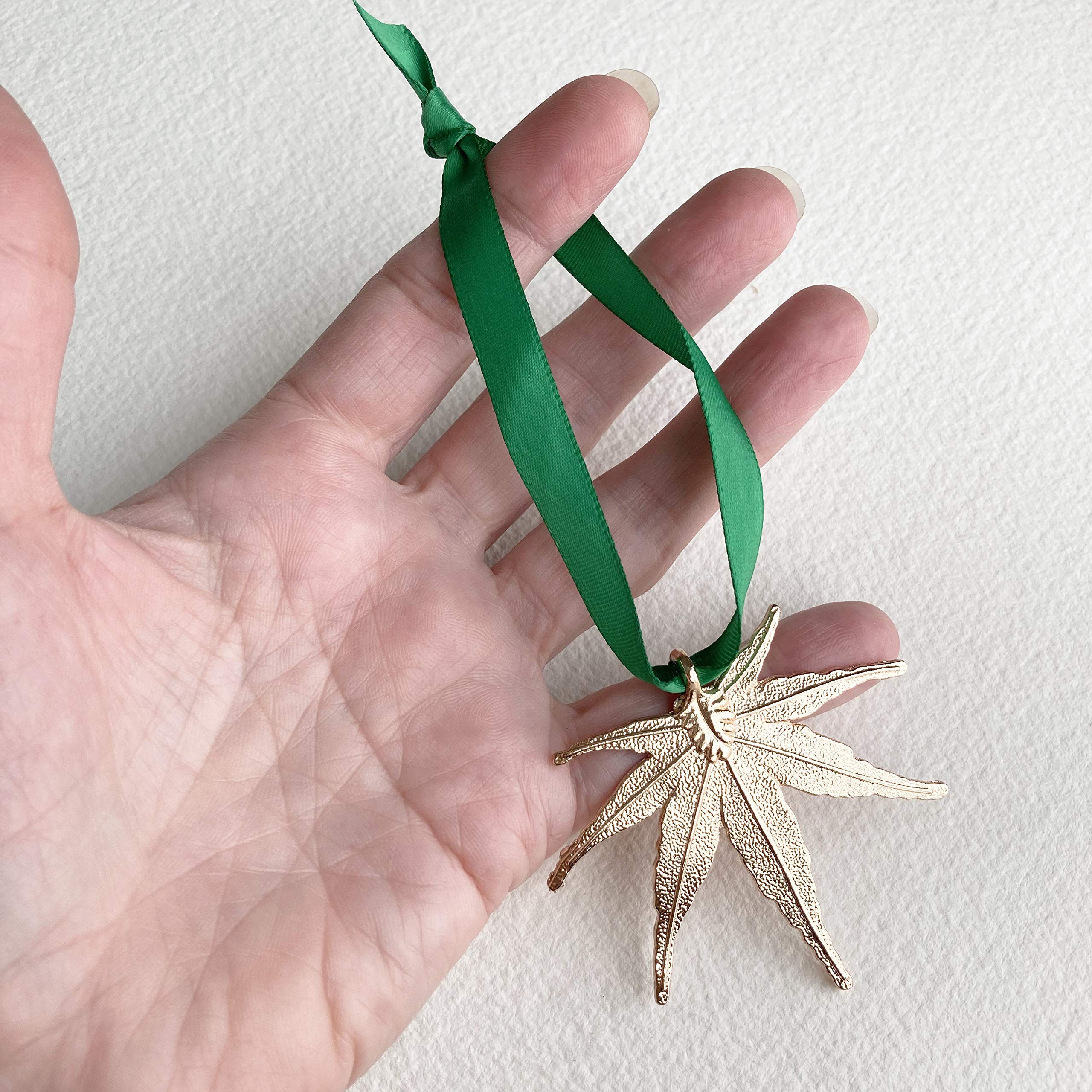 Decorative weed leaf ornament suitable for tree wall or car