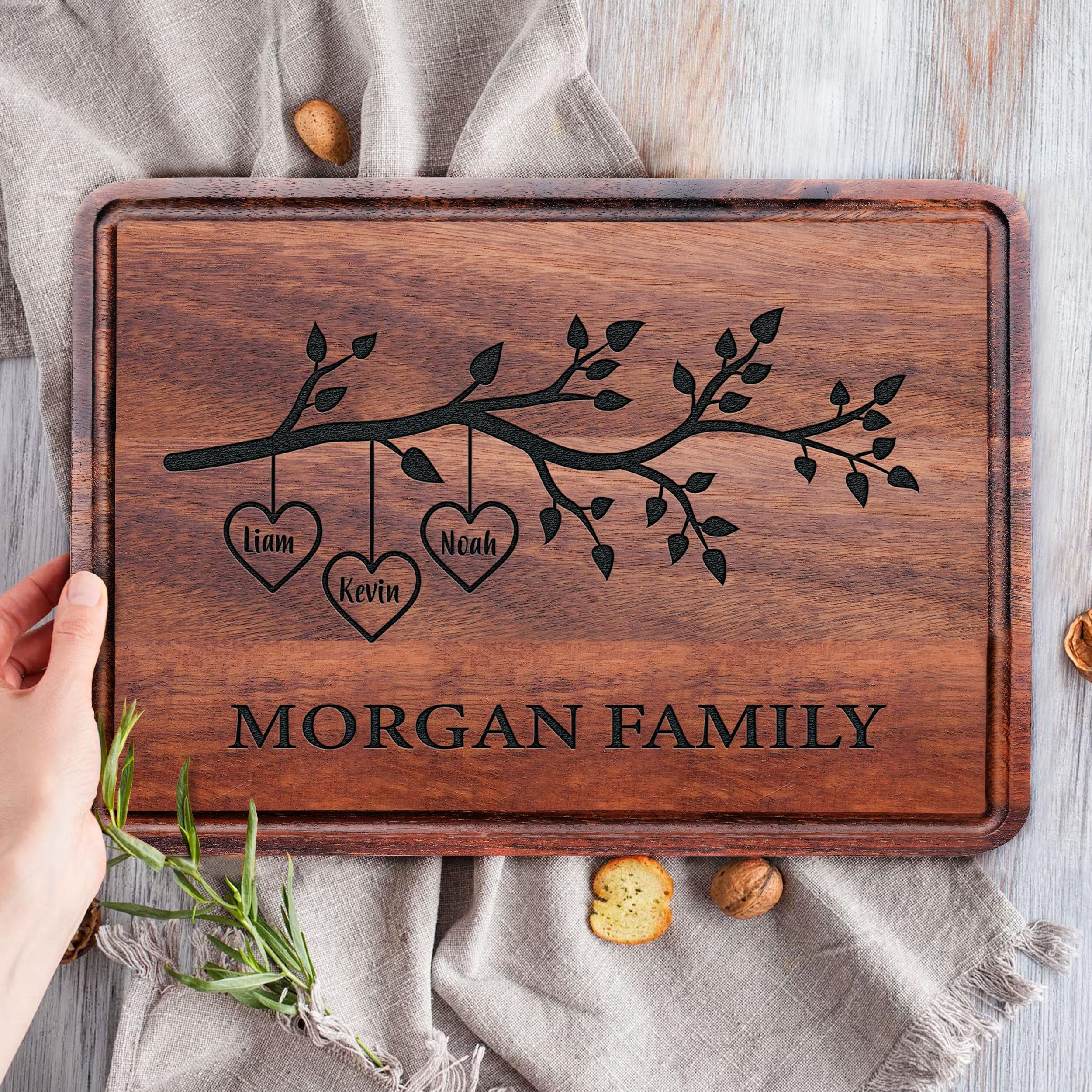 Housewarming cutting board with family names Masat Customized