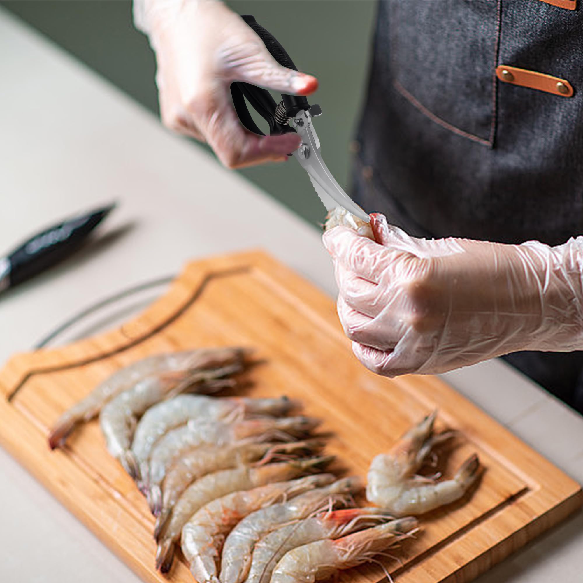 Poultry shears with comfortable grip even when wet