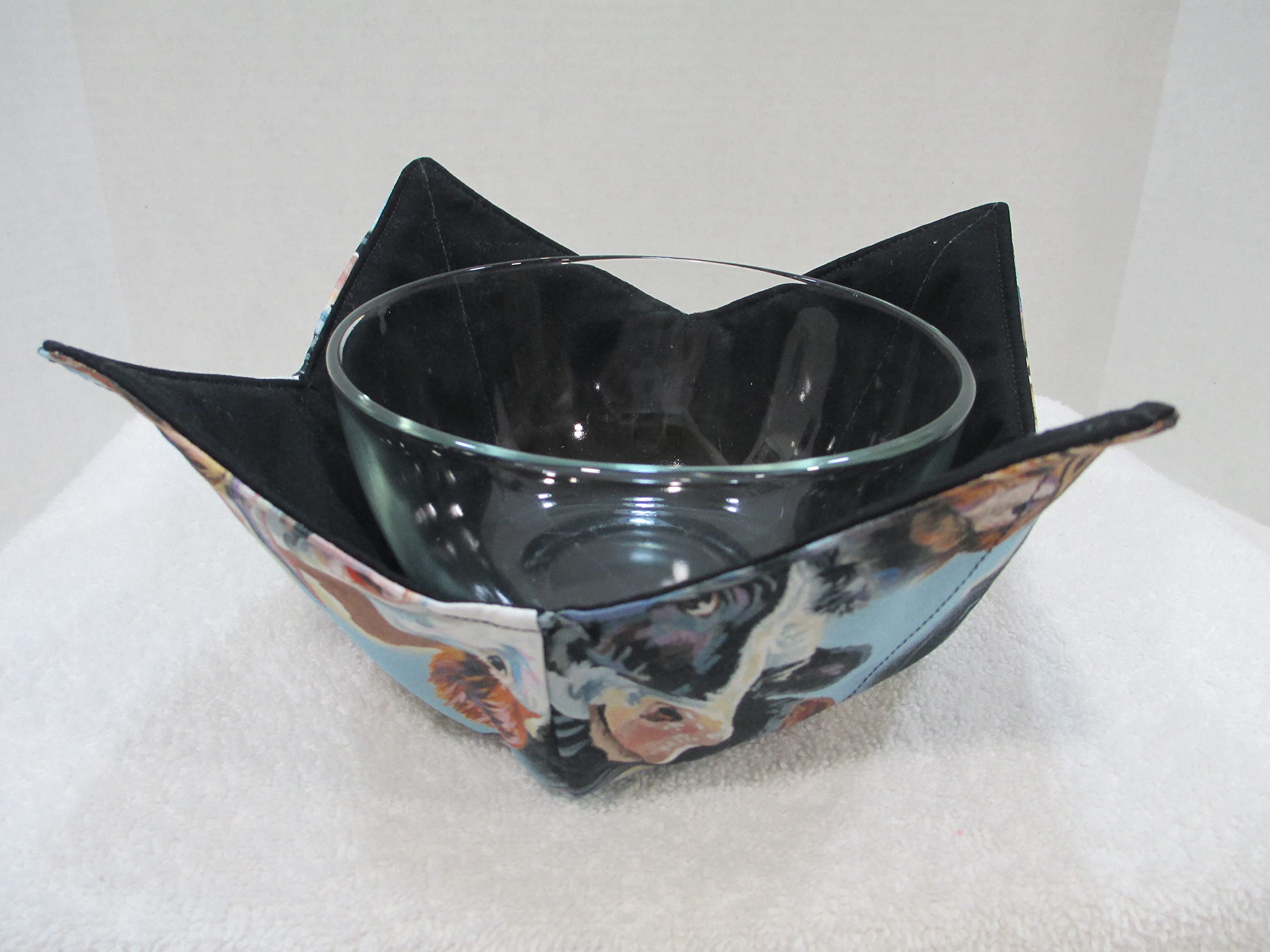 Microwavable soup bowl cozy for hot and cold foods