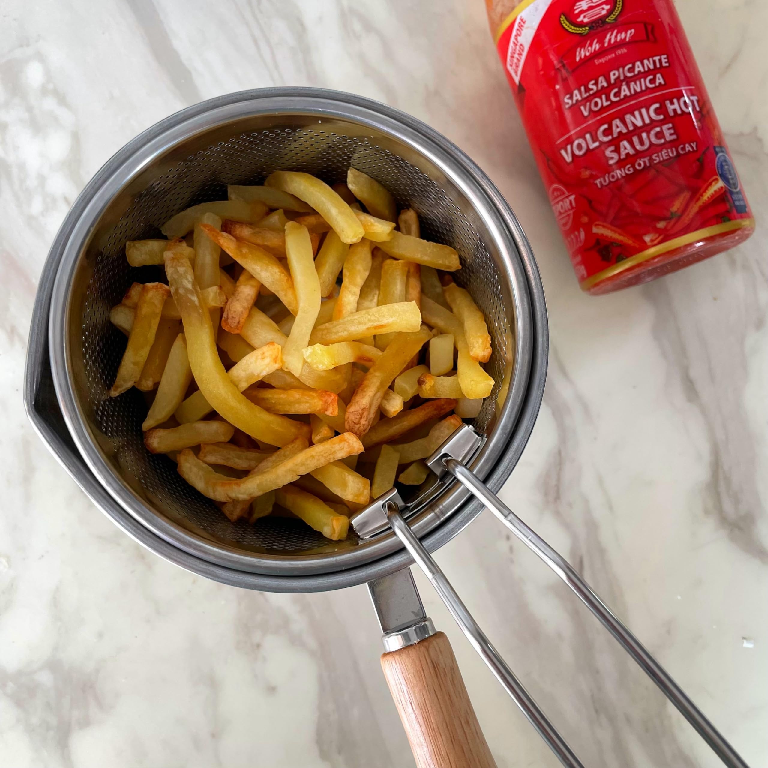 Versatile pot suitable for soups ramen and pasta