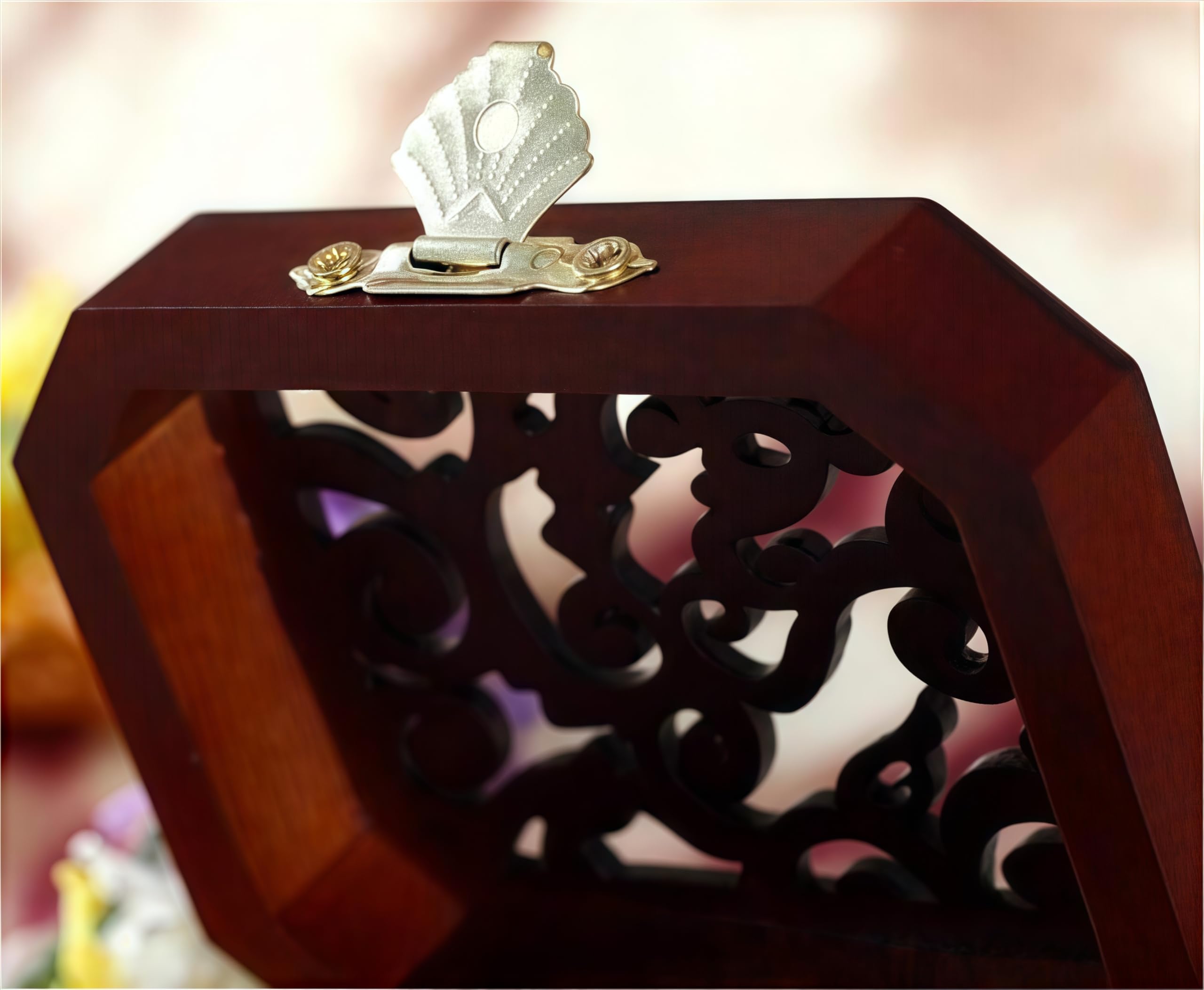 Bottom crank wind mechanism on Biscount music box