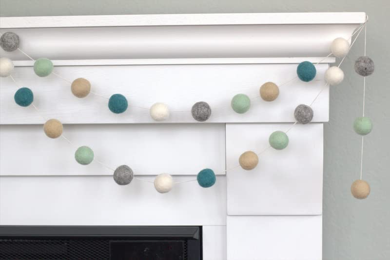 Moveable shapes garland for customizable display