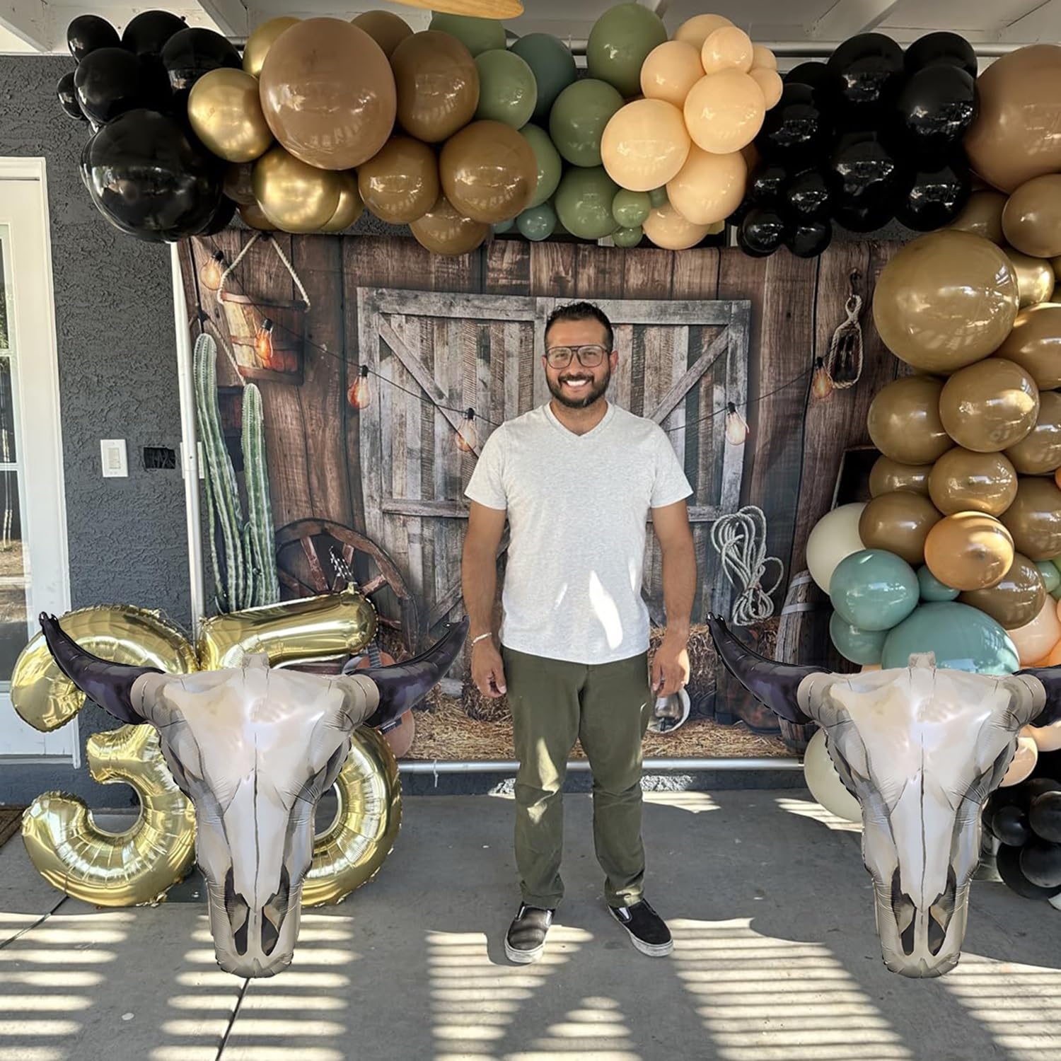 Rodeo themed party backdrop with 3 pack balloons