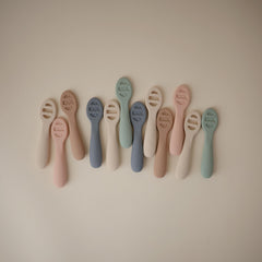 Stage 1 spoon solid surface for thin purees Mushie