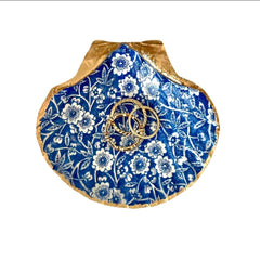 Nafiart Studio shell jewelry candle-holder close up with gold leaf edges