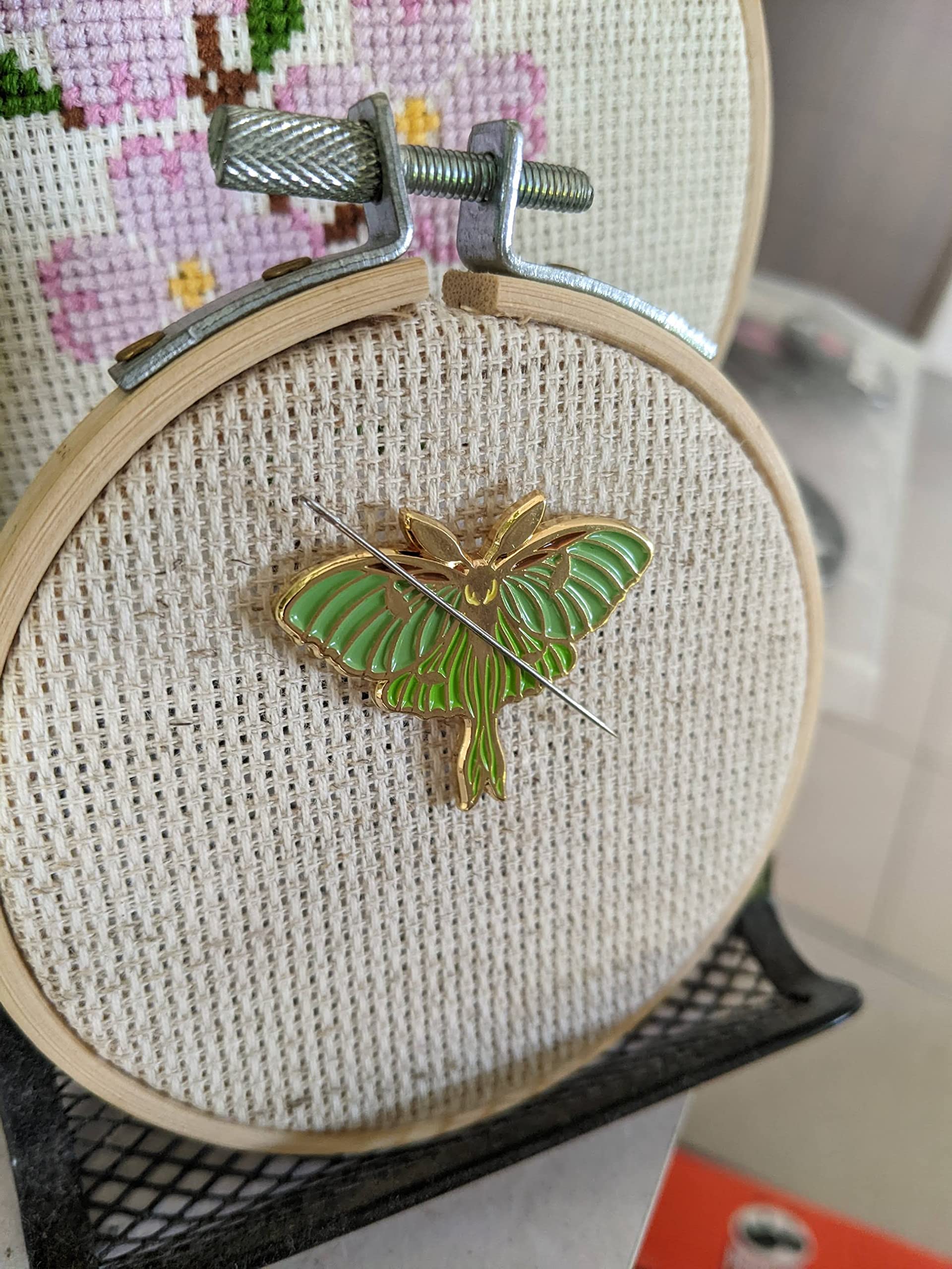 Embroidery hoop setup with needle minder