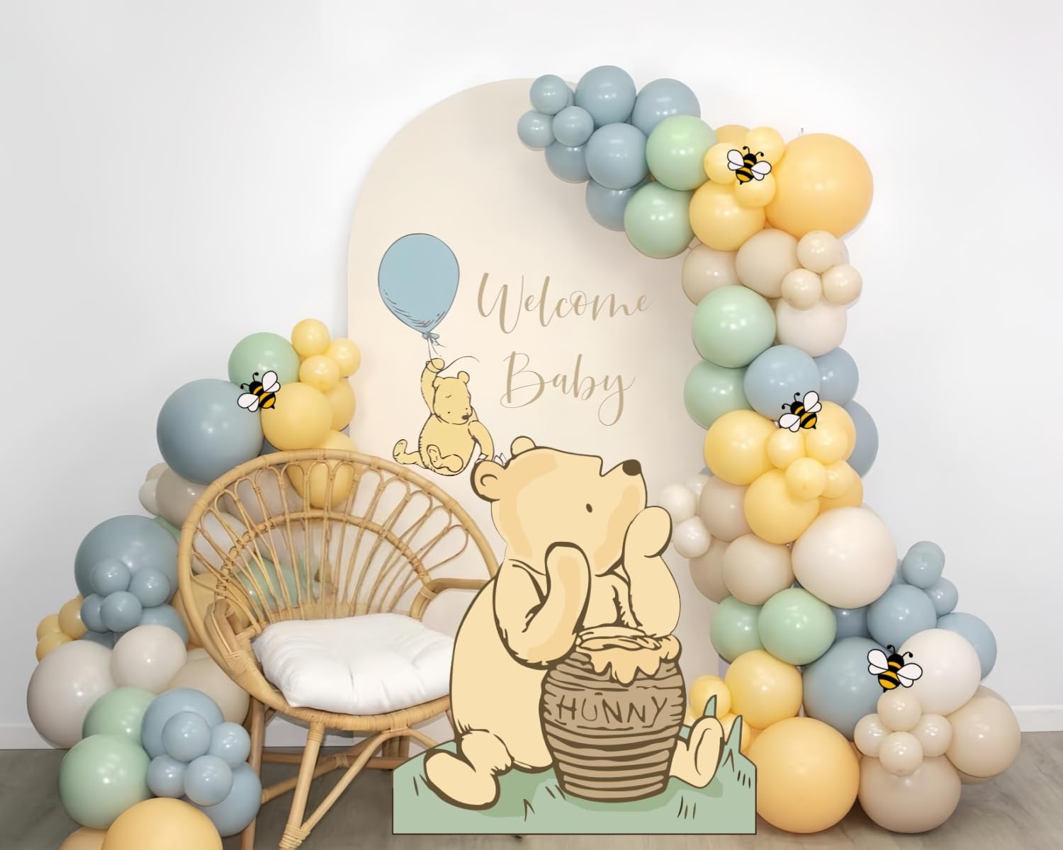 Neutral balloons arch included in Winnie kit