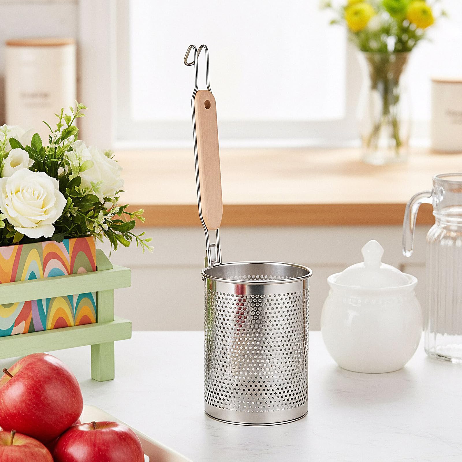 Mesh noodle strainer with stable drain ring base