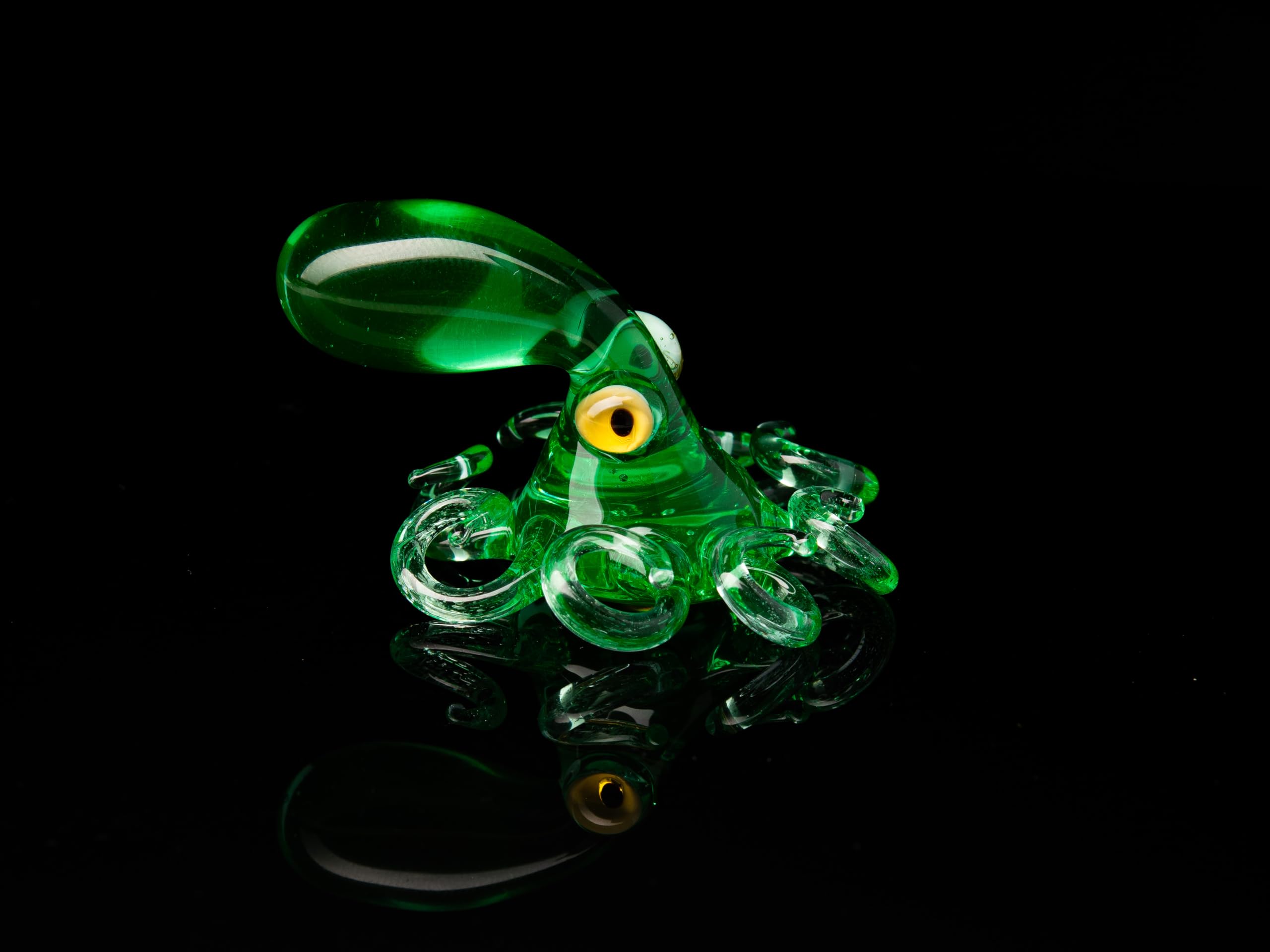 Compact decorative octopus figurine for shelves