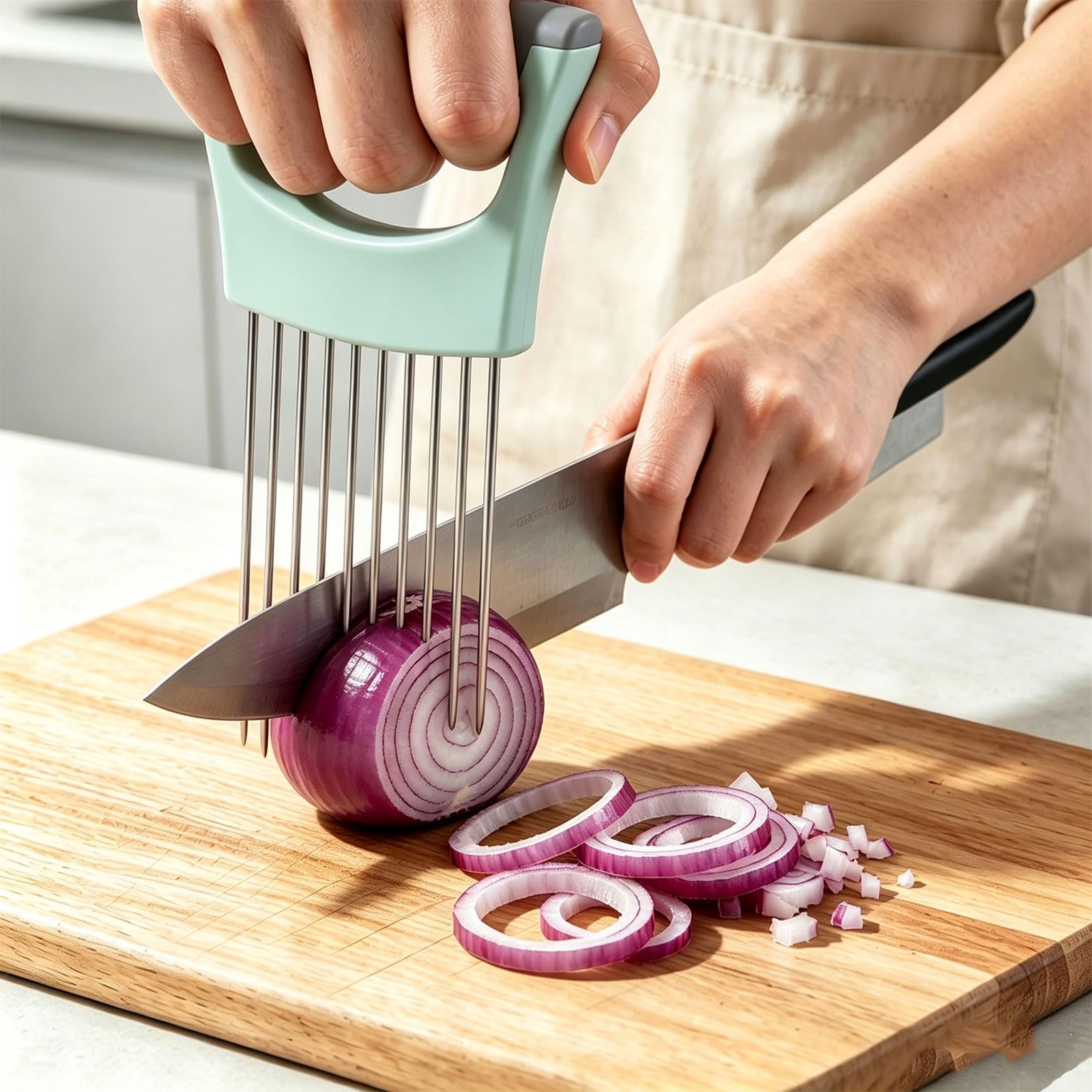 Compact green onion holder with non-slip base and ergonomic handle