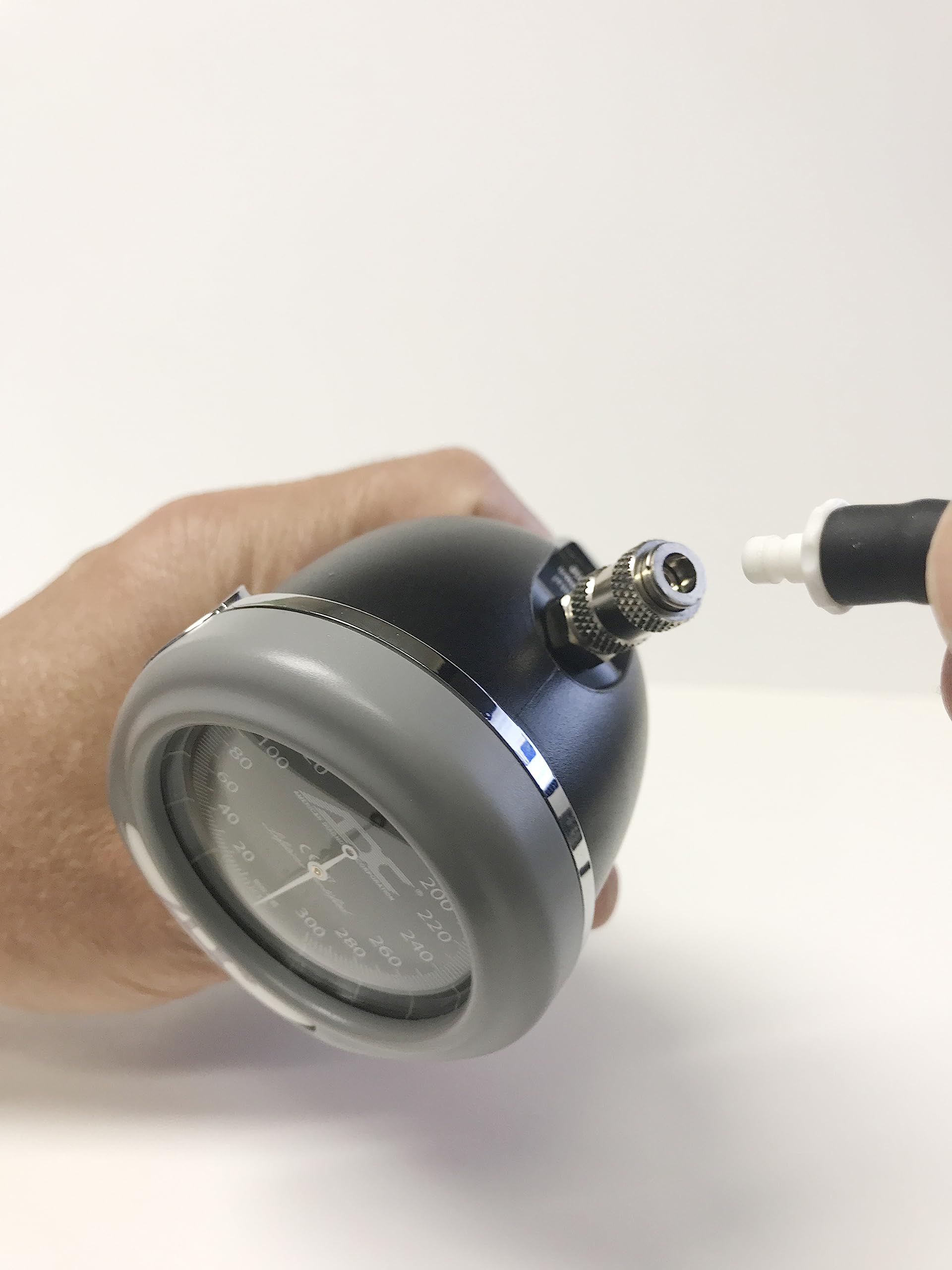 Palm style sphygmomanometer gauge with latex-free bulb