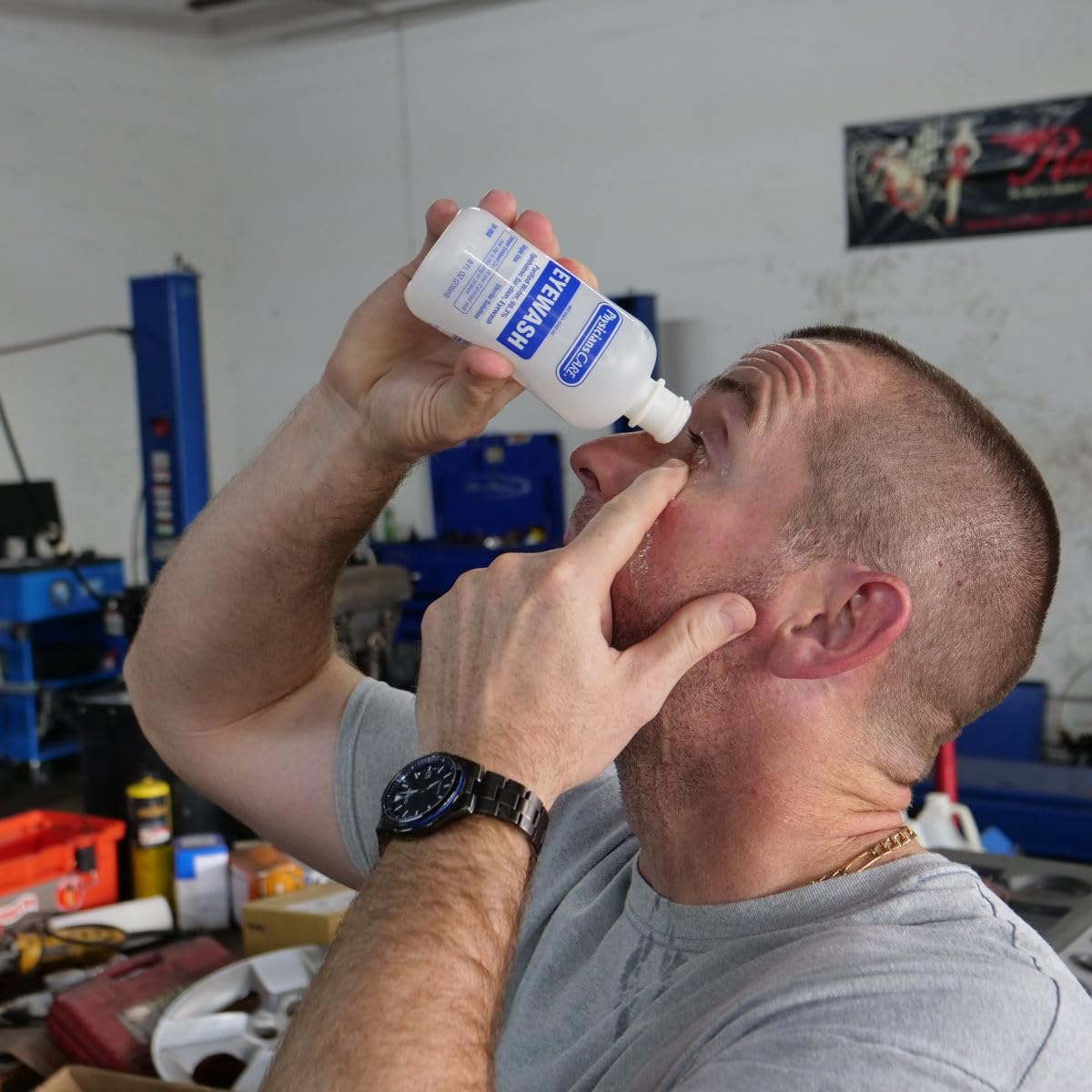 Single-use sterile eye wash bottle for quick irrigation