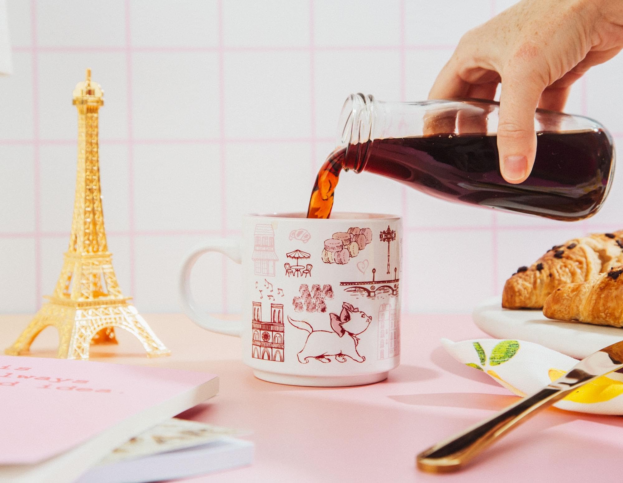 Ceramic coffee mug with pink Aristocats Marie design