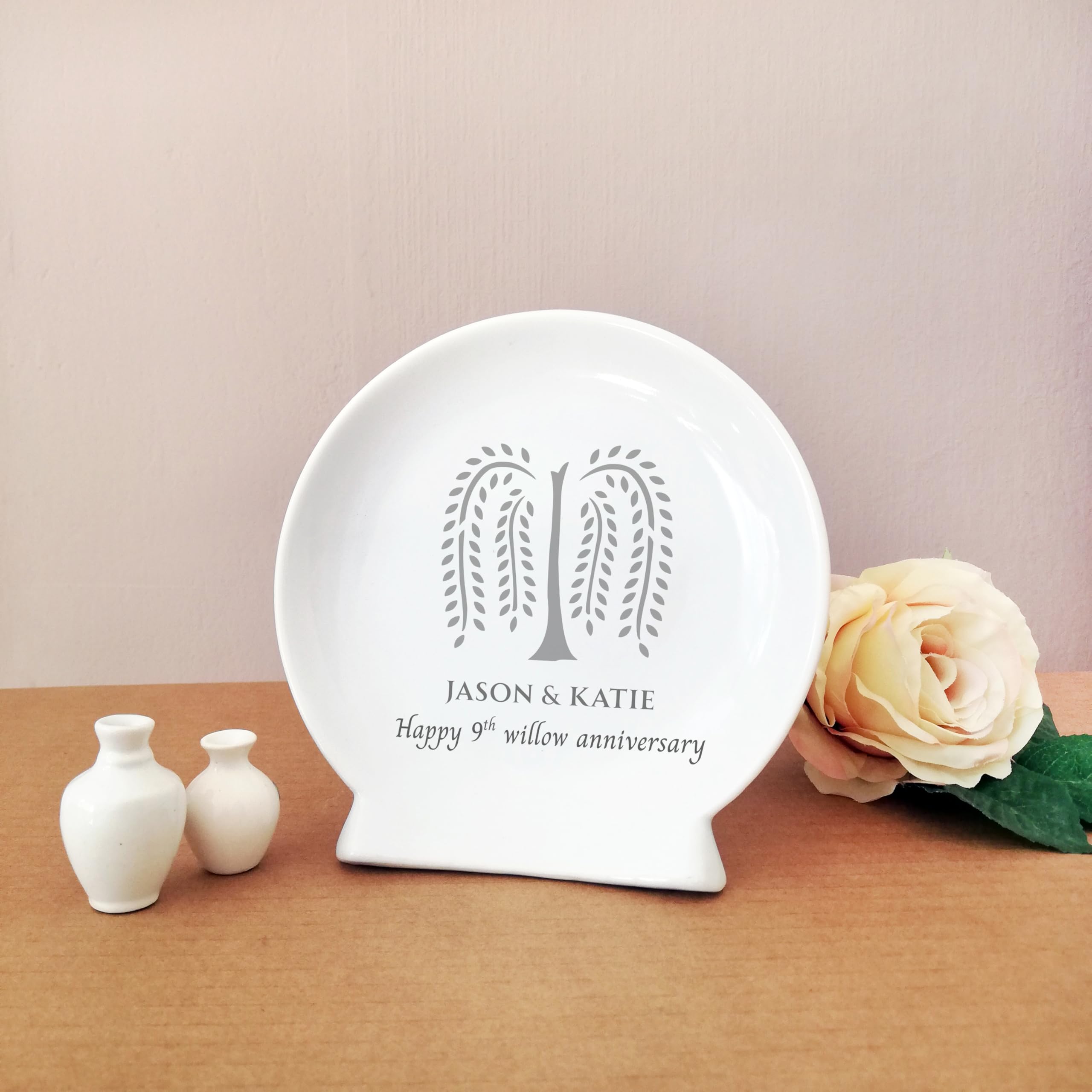 Porcelain freestanding display plate with glazed finish