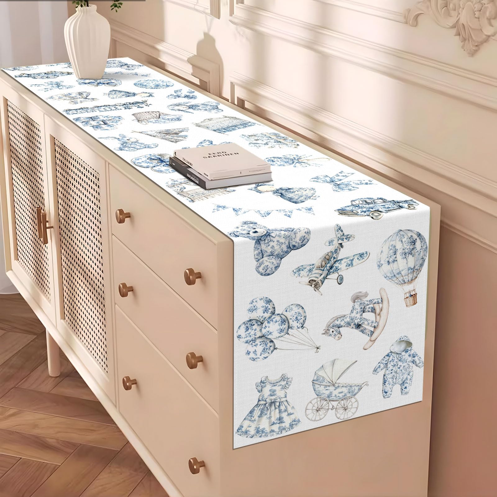 Lightweight table runner easy to carry for gatherings