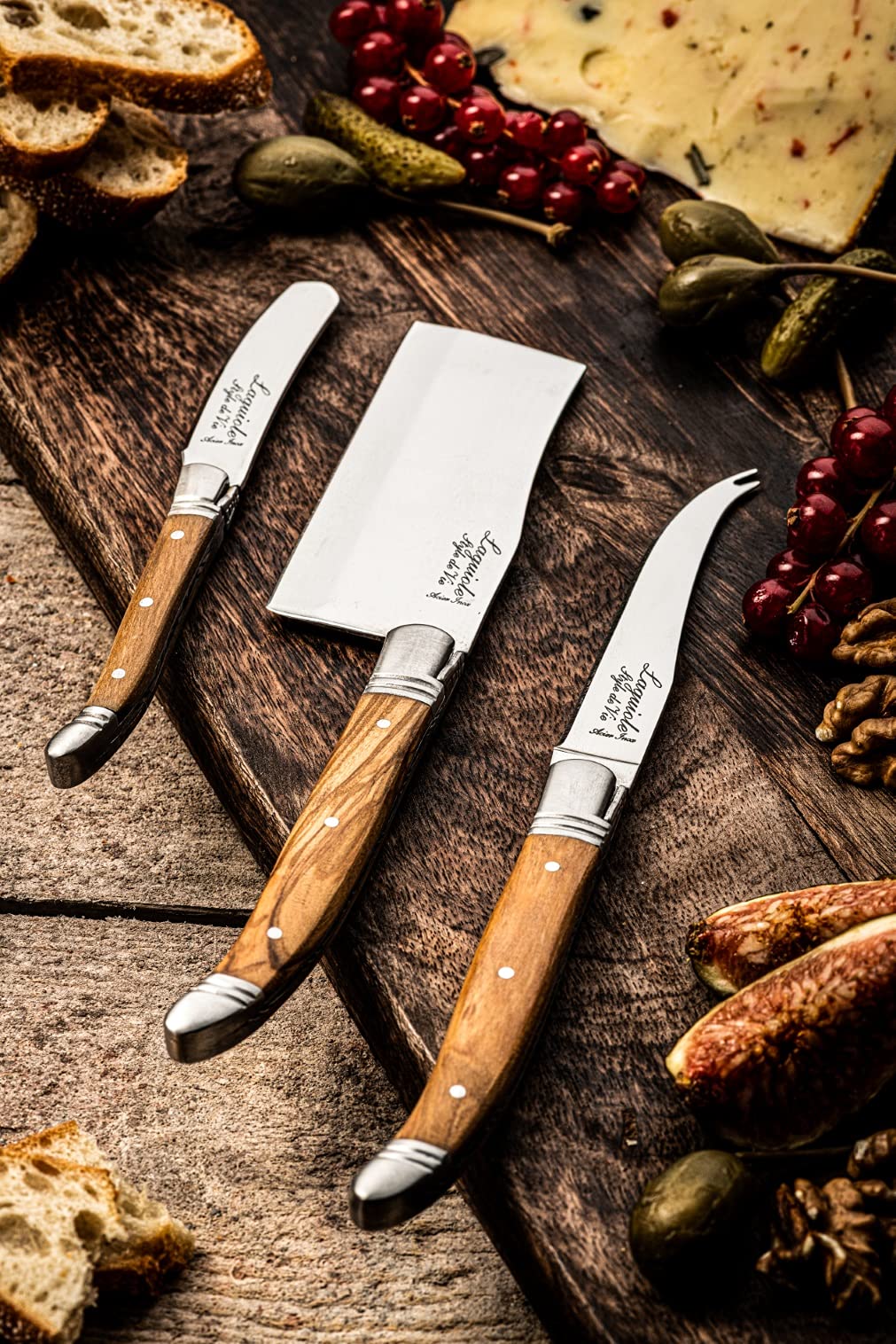 Cheese serving knives in a premium gift set