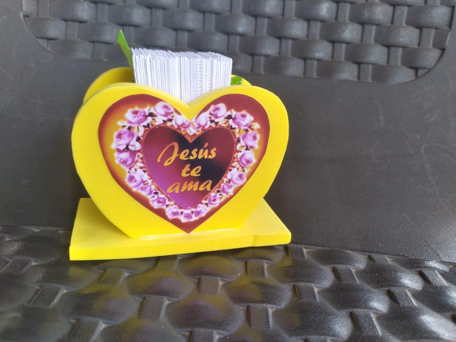 Detalle de la caja de corazón con medidas 8x7x4 cm