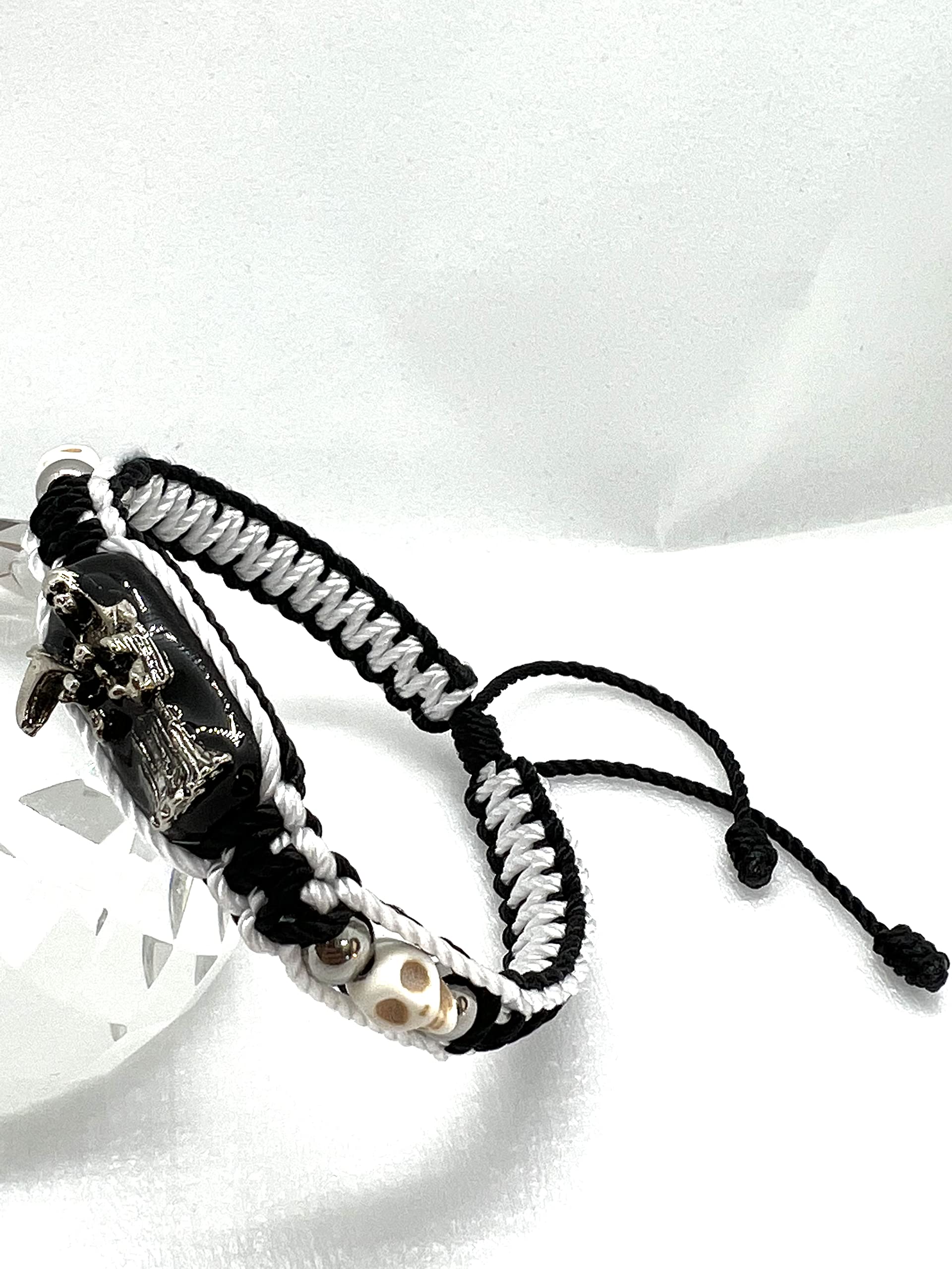 Calaveras blancas de 6 mm y cuentas plateadas en pulsera Santa Muerte
