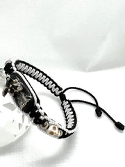 Calaveras blancas de 6 mm y cuentas plateadas en pulsera Santa Muerte