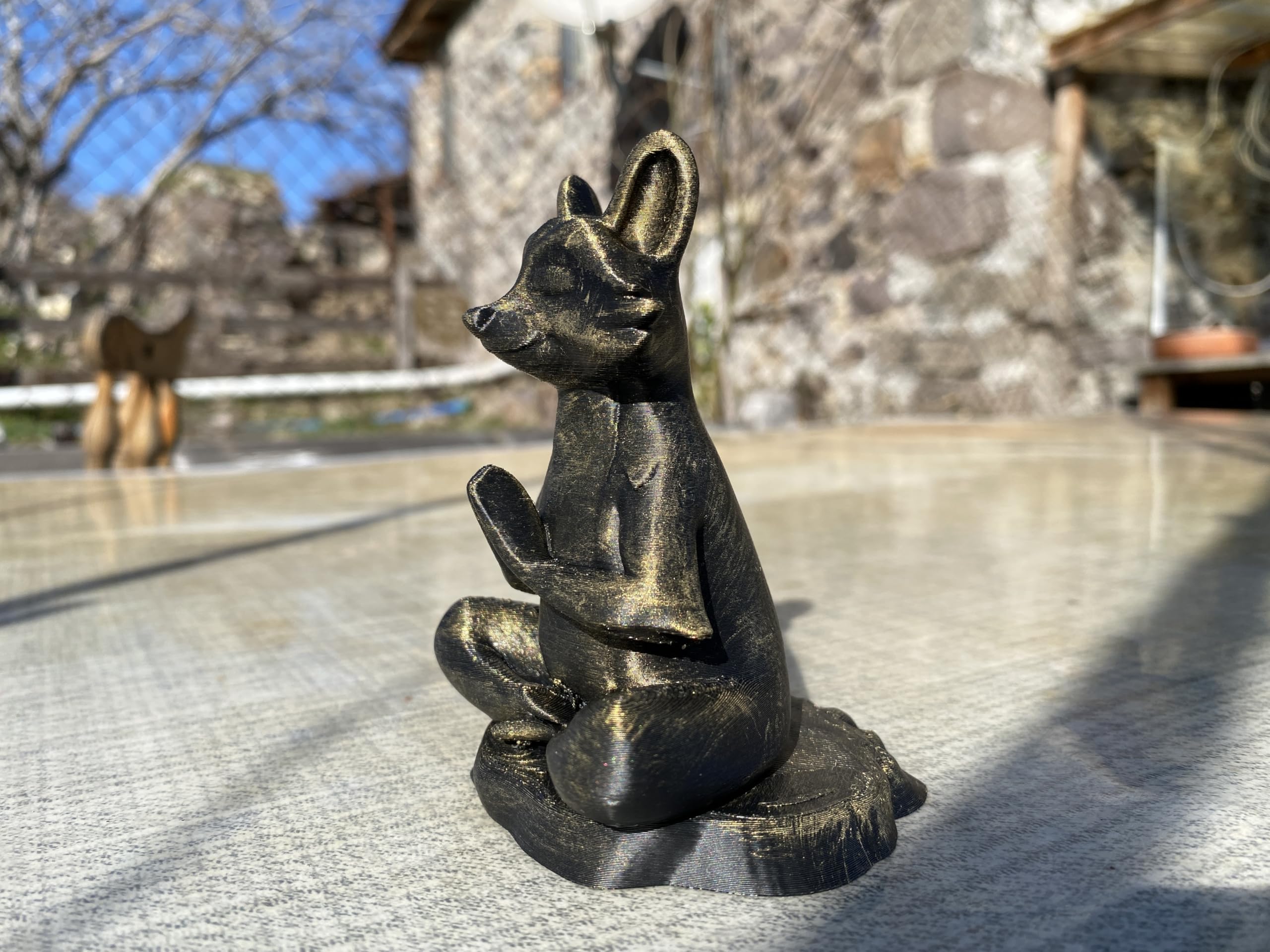 Giftable raccoon statue for animal lovers