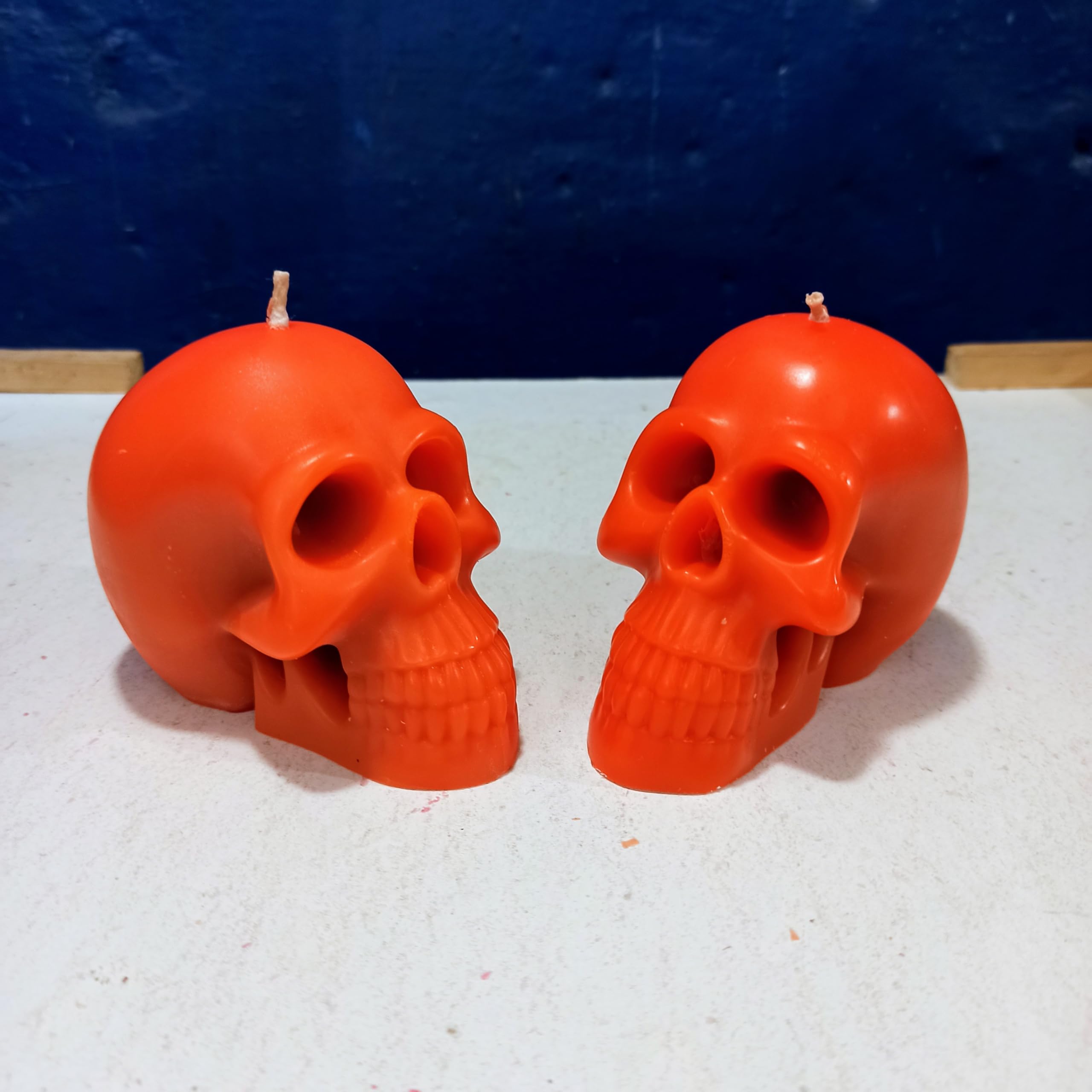 Reversible skull candle with bold color