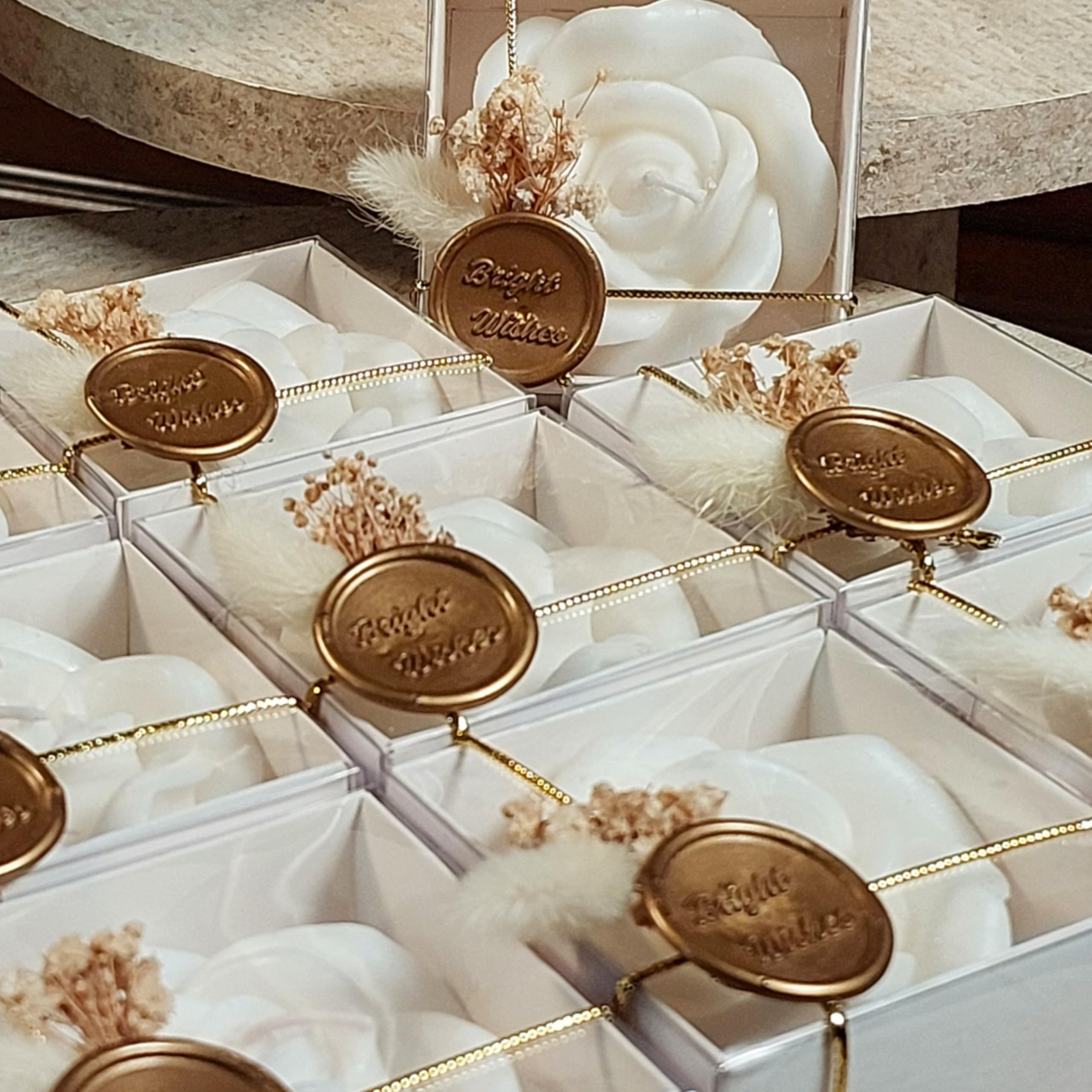 Dried flowers accent on Rossesie candle favors
