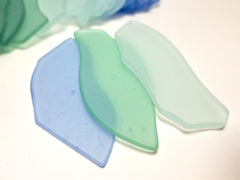 Machine tumbled sea glass place cards with frosted surfaces and rounded edges in Coastal Calm Mix colors Sky blue Mint L