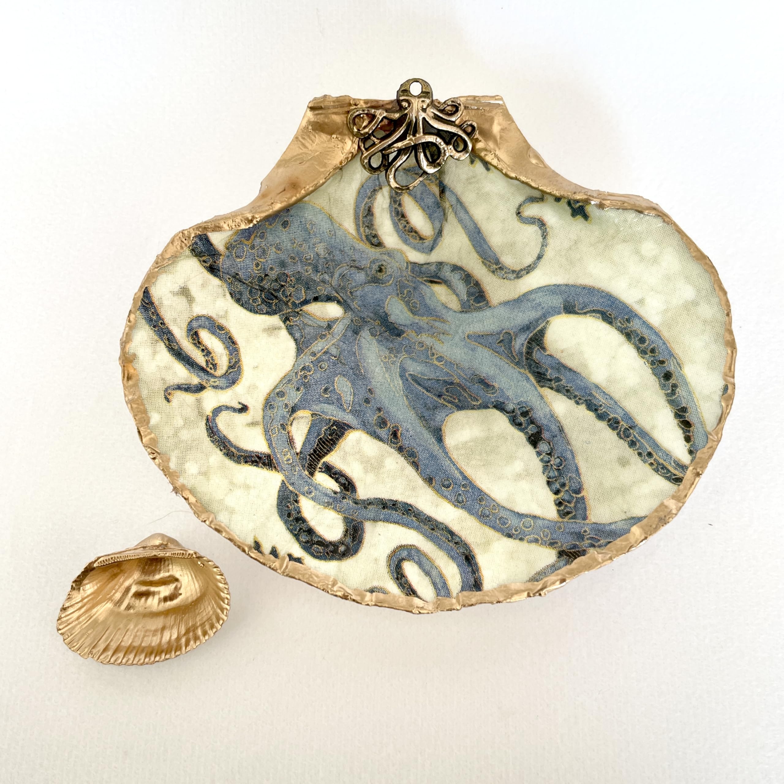 Nafiart Studio handcrafts shell dish with gold edges