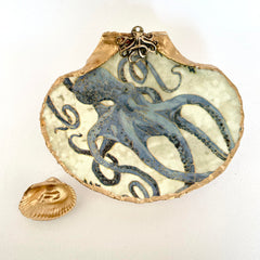Nafiart Studio handcrafts shell dish with gold edges